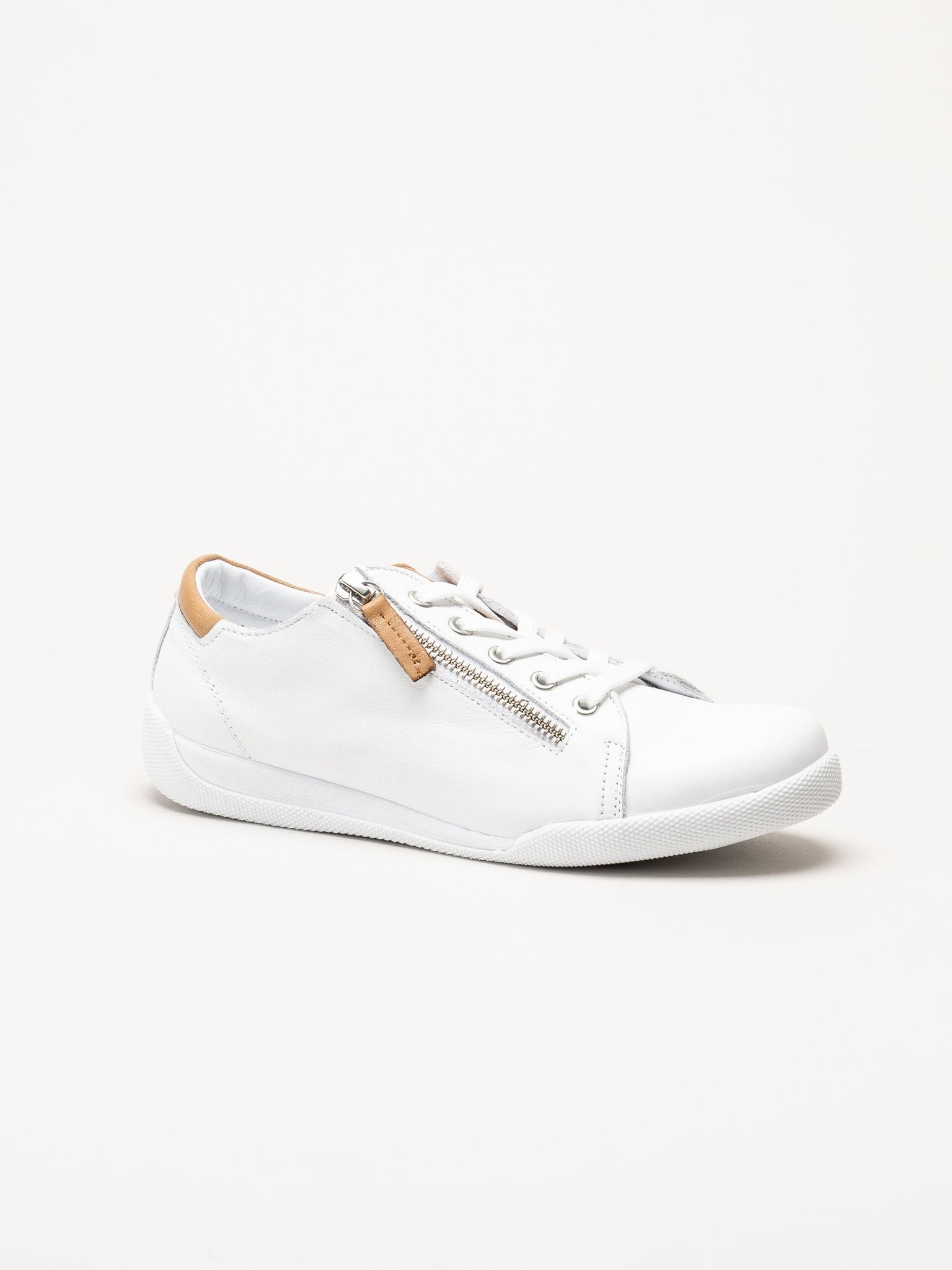 Charlotte of Sweden - Vita sneakers i skinn