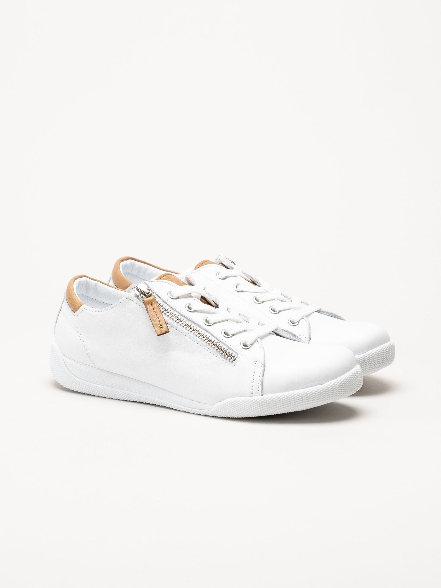 Charlotte of Sweden - Vita sneakers i skinn