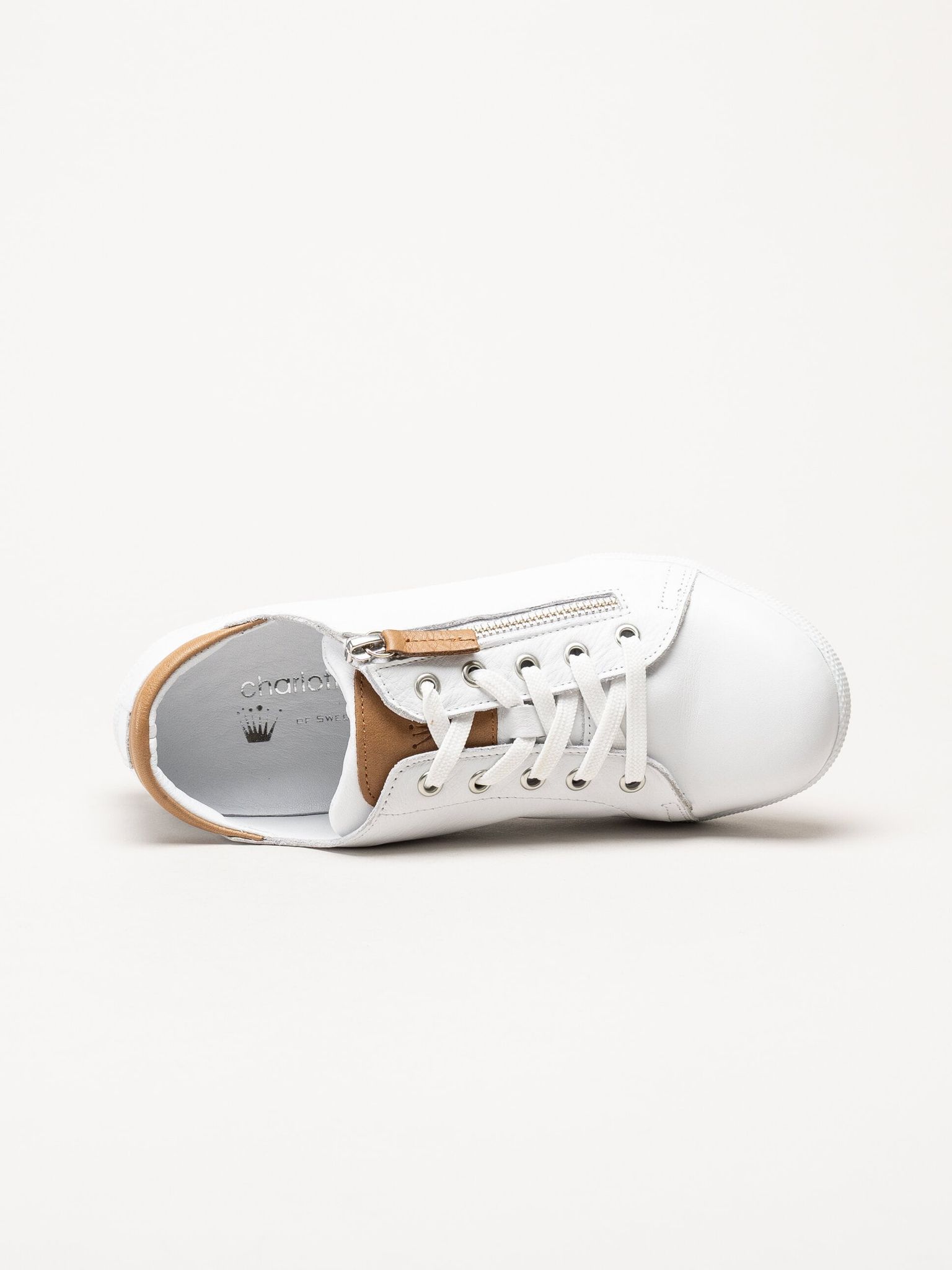 Charlotte of Sweden - Vita sneakers i skinn