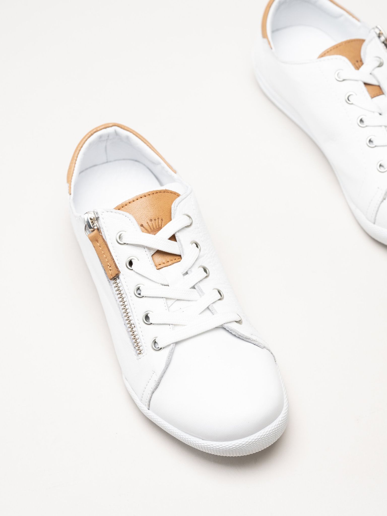 Charlotte of Sweden - Vita sneakers i skinn