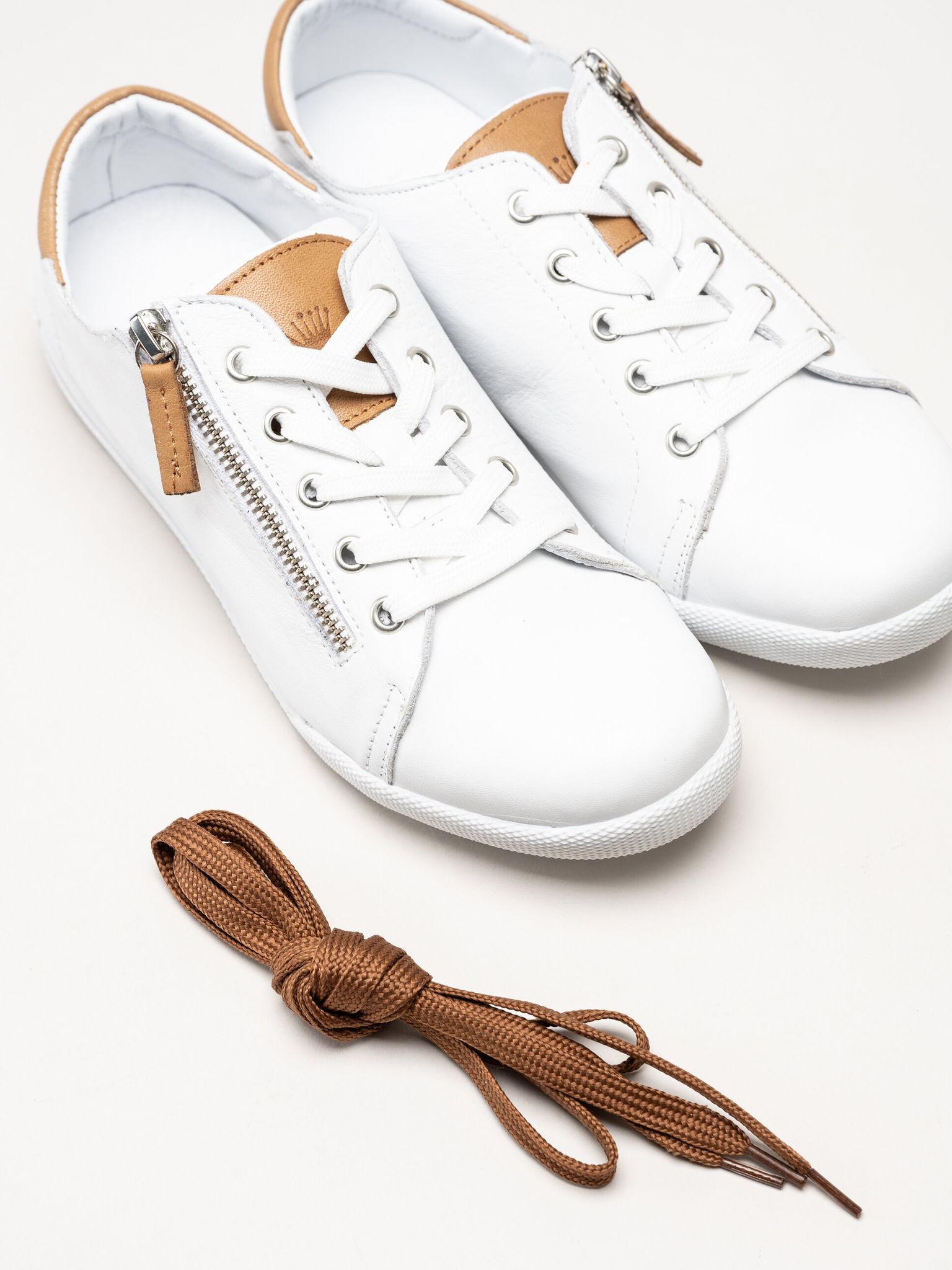 Charlotte of Sweden - Vita sneakers i skinn