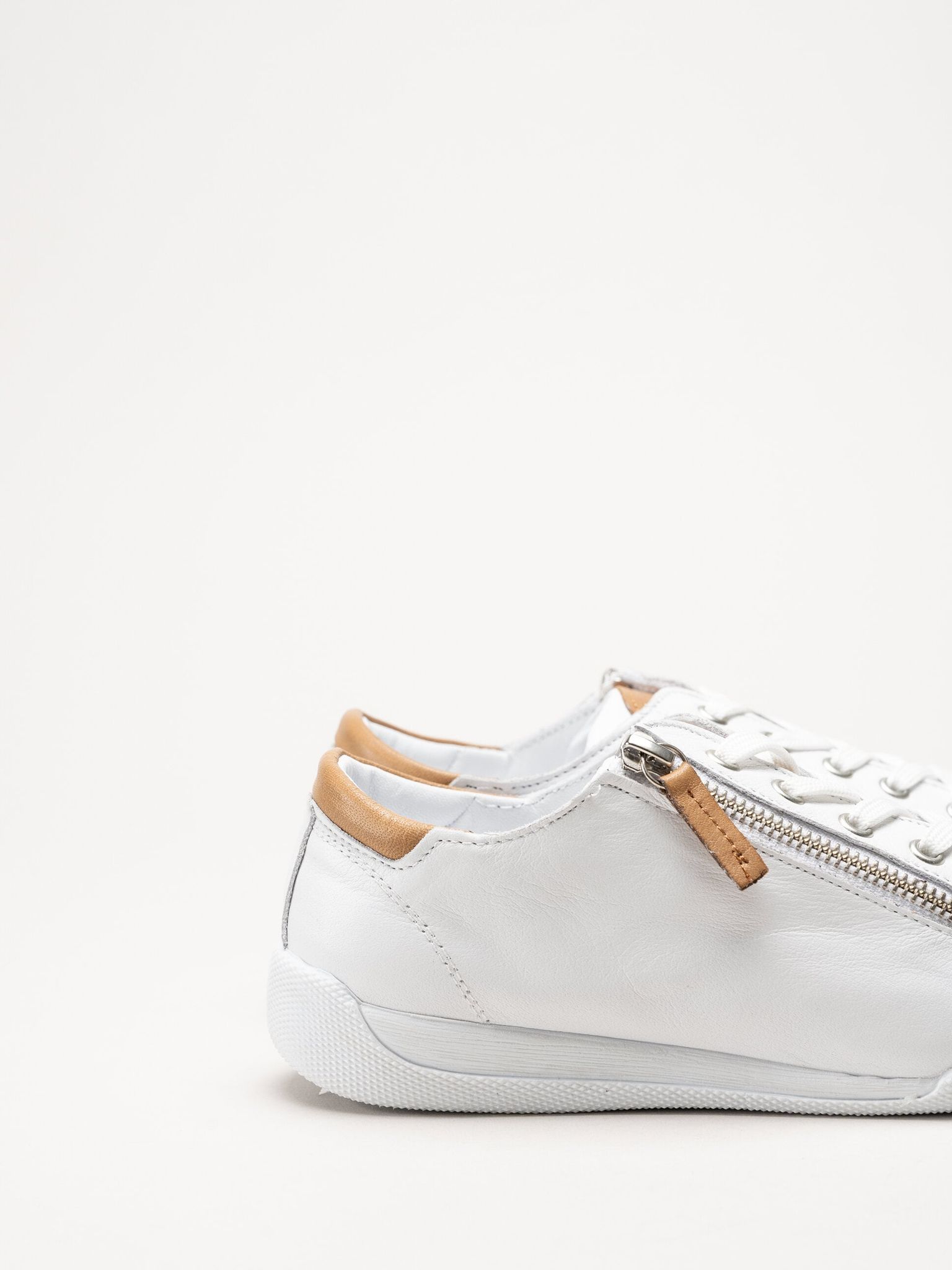 Charlotte of Sweden - Vita sneakers i skinn