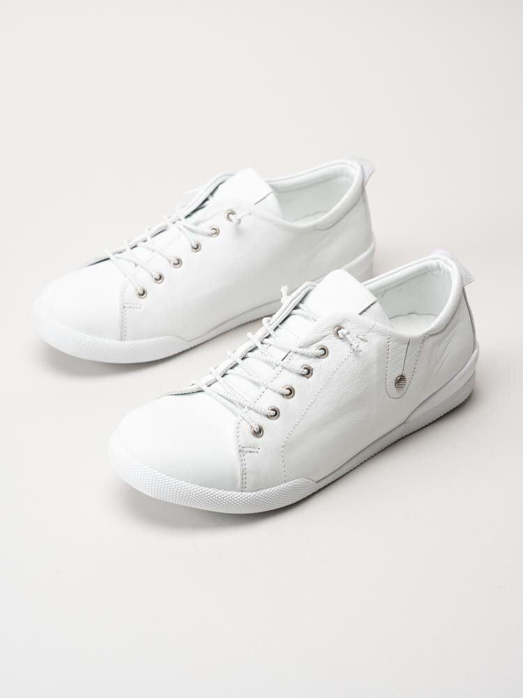 Charlotte of Sweden - Vita sneakers i skinn