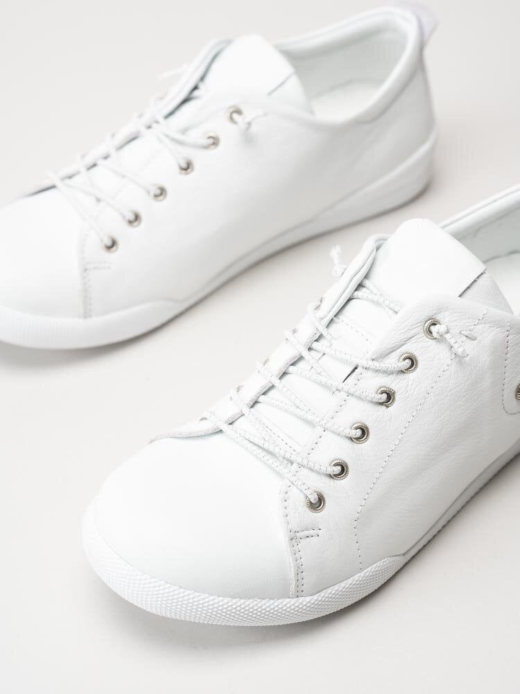 Charlotte of Sweden - Vita sneakers i skinn