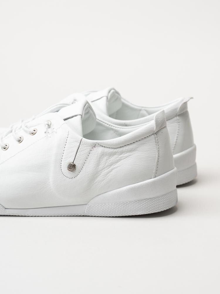 Charlotte of Sweden - Vita sneakers i skinn