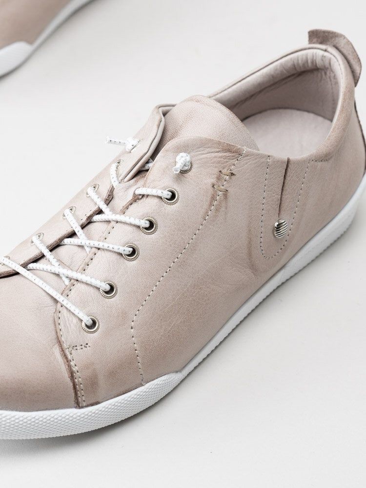 Charlotte of Sweden - Ljusgrå sneakers i skinn