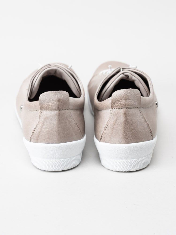 Charlotte of Sweden - Ljusgrå sneakers i skinn