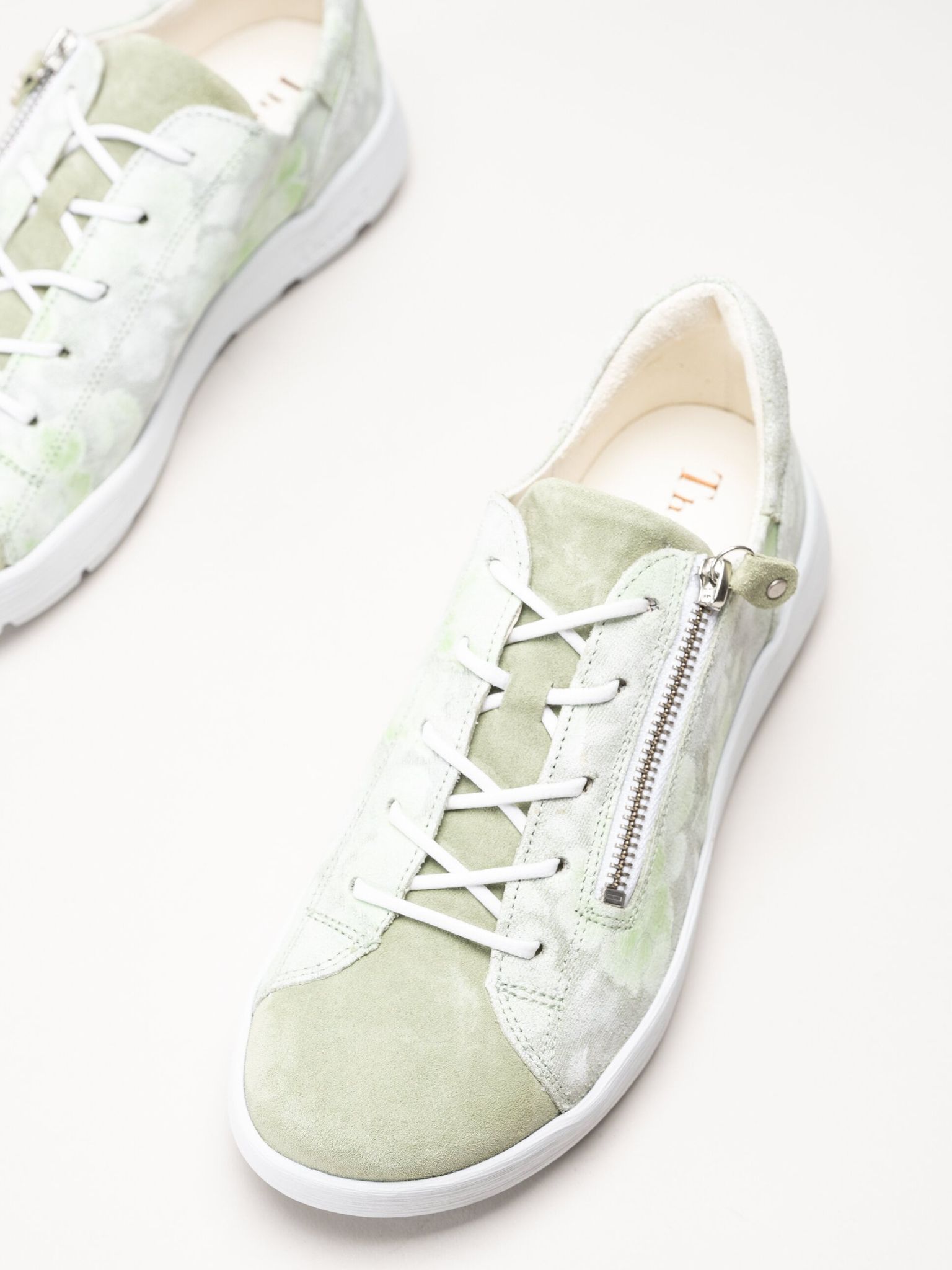 Think - Comoda - Ljusgröna sneakers i mocka