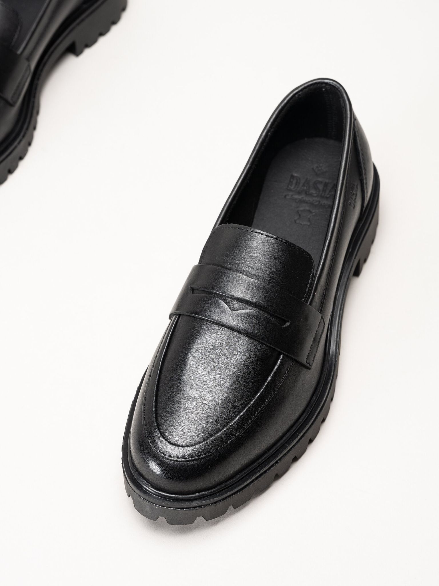 Dasia - Lita - Svarta pennyloafers i skinn