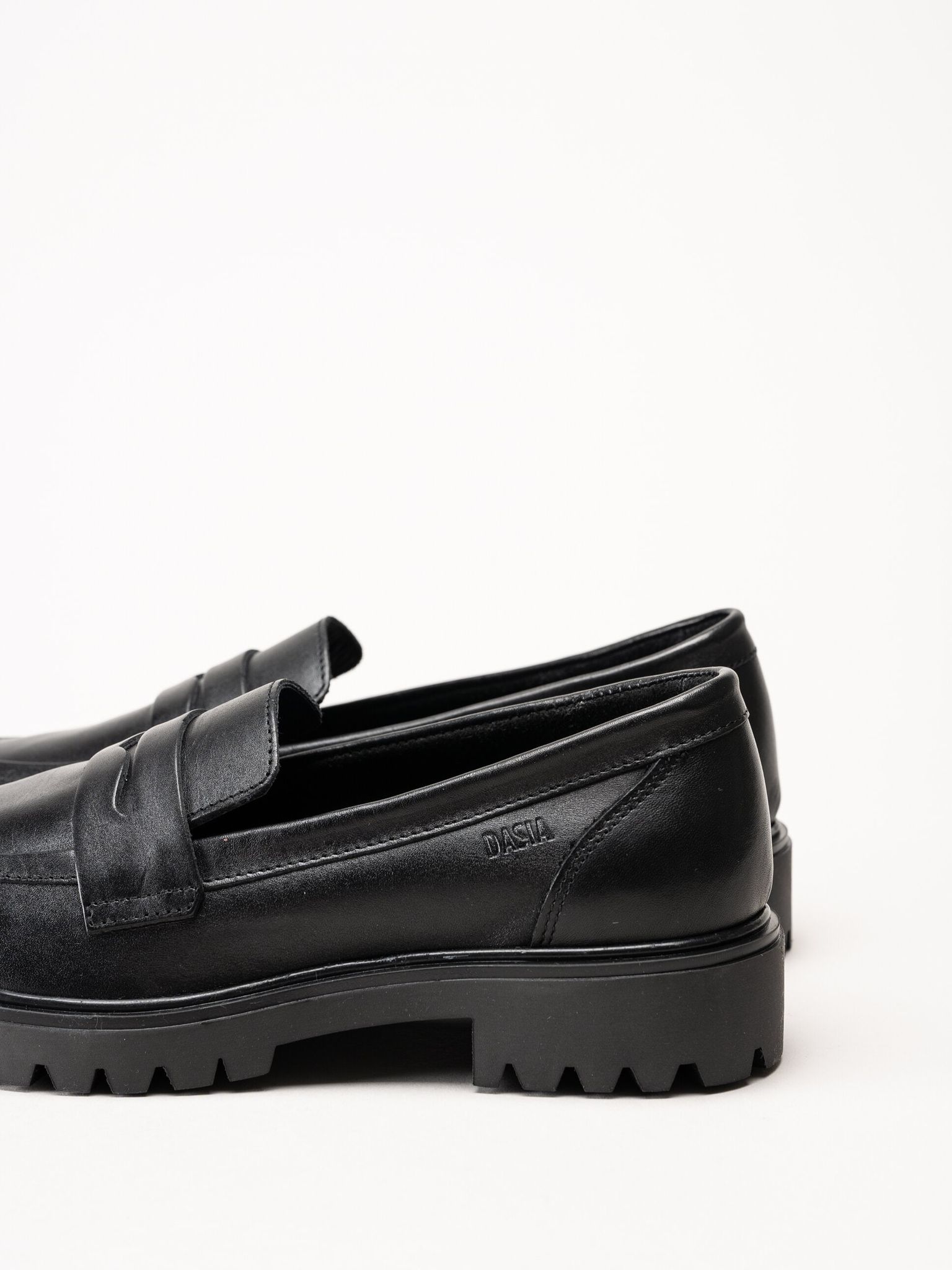 Dasia - Lita - Svarta pennyloafers i skinn