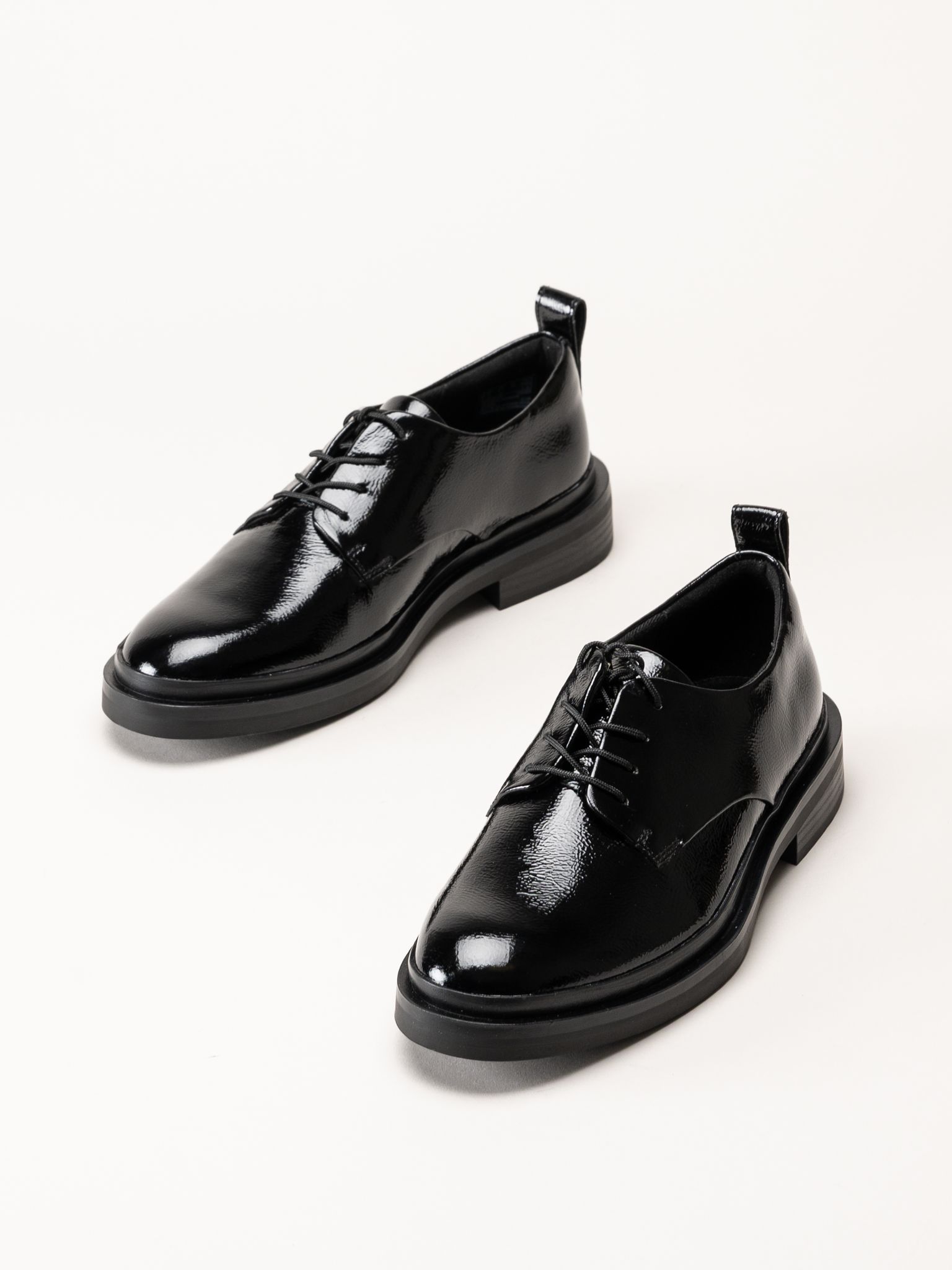 Clarks - Previa Lace - Svarta snörskor i lack