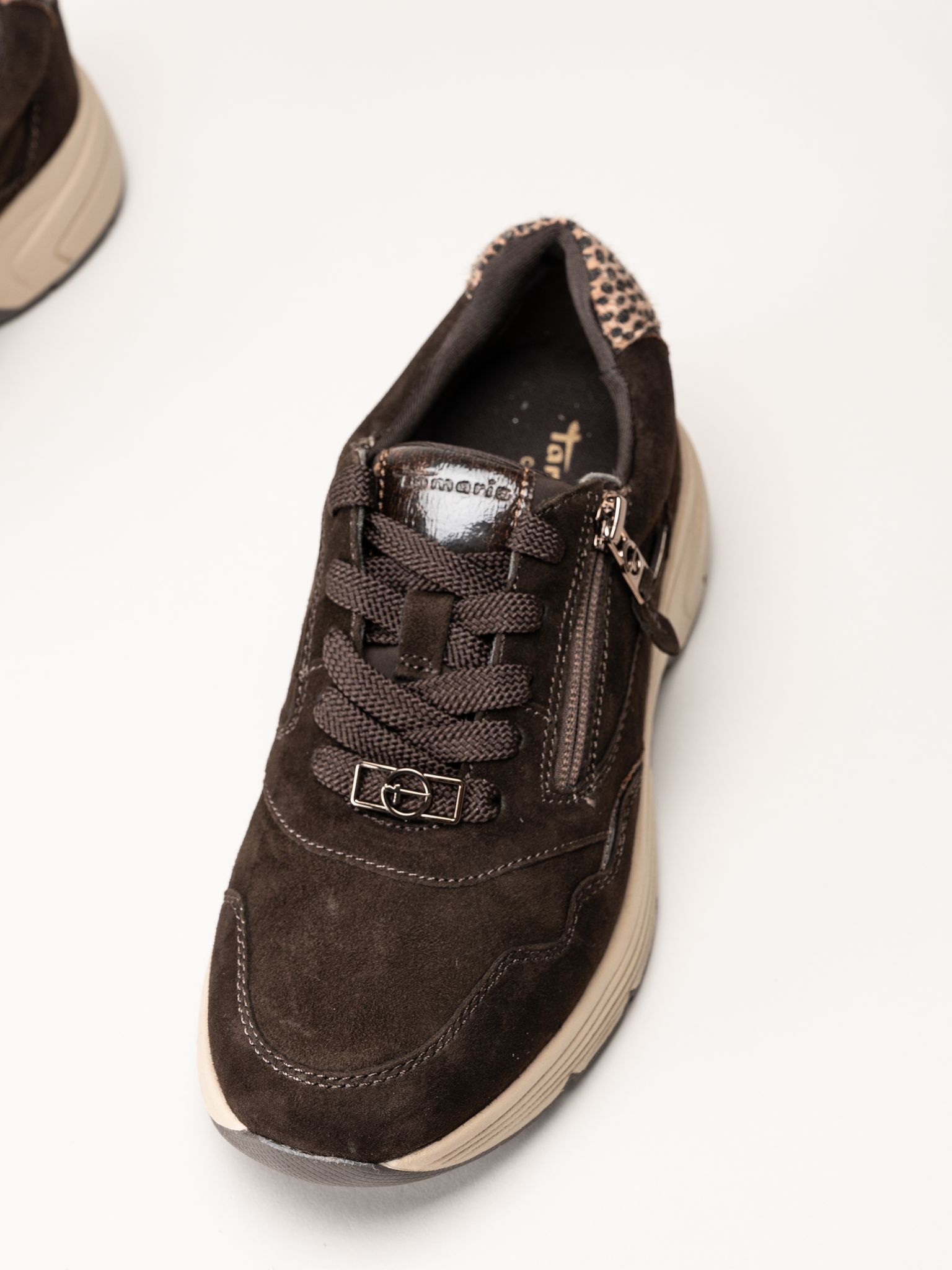 Tamaris - Wide fit - Mörkbruna sneakers i mocka