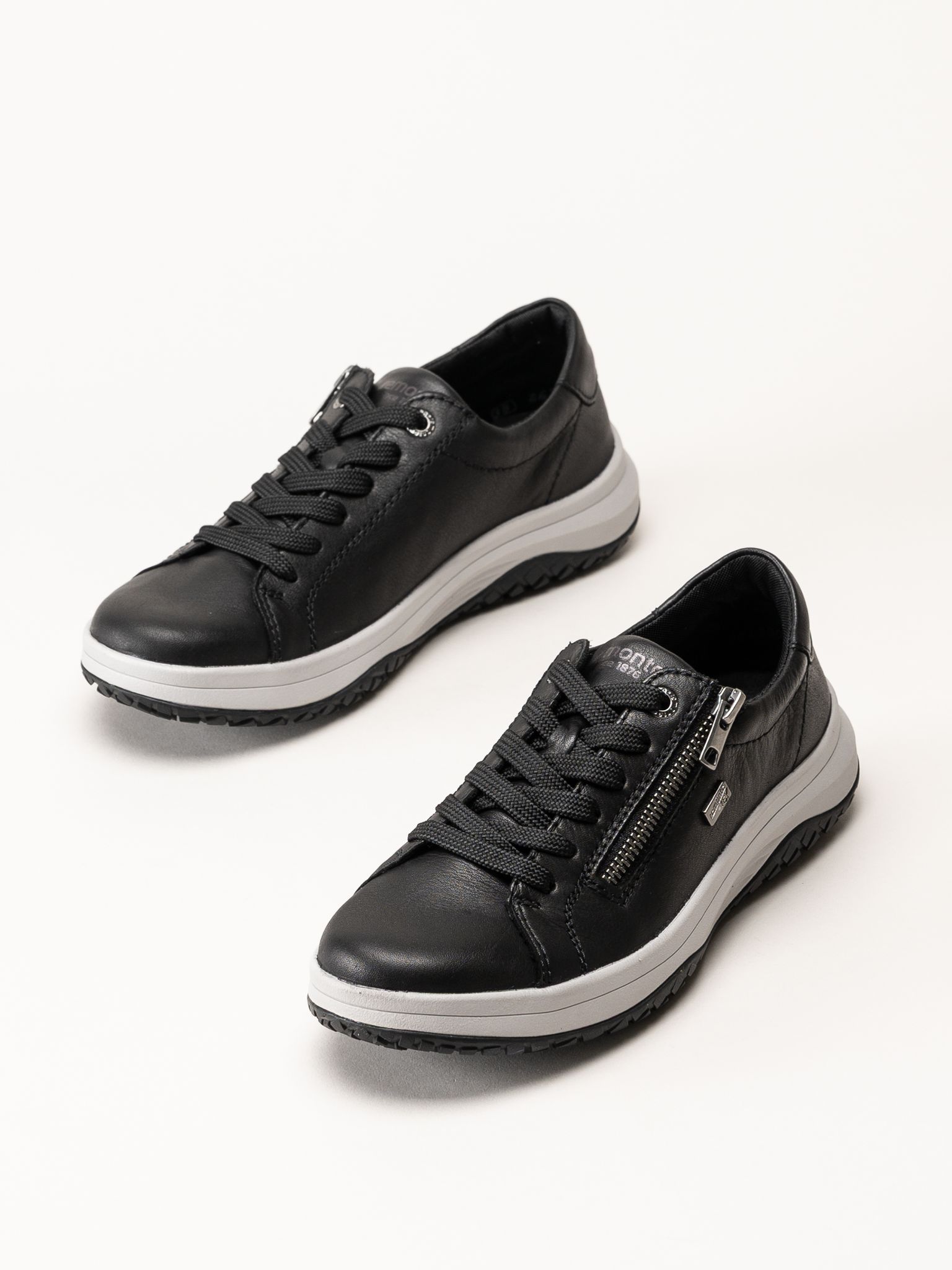 Remonte - Svarta sneakers i skinn