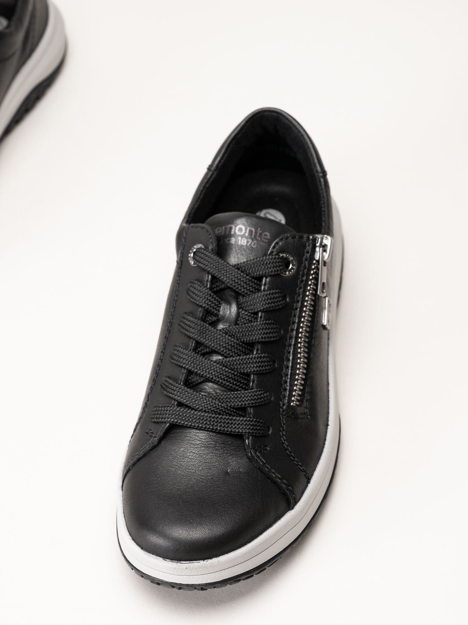 Remonte - Svarta sneakers i skinn