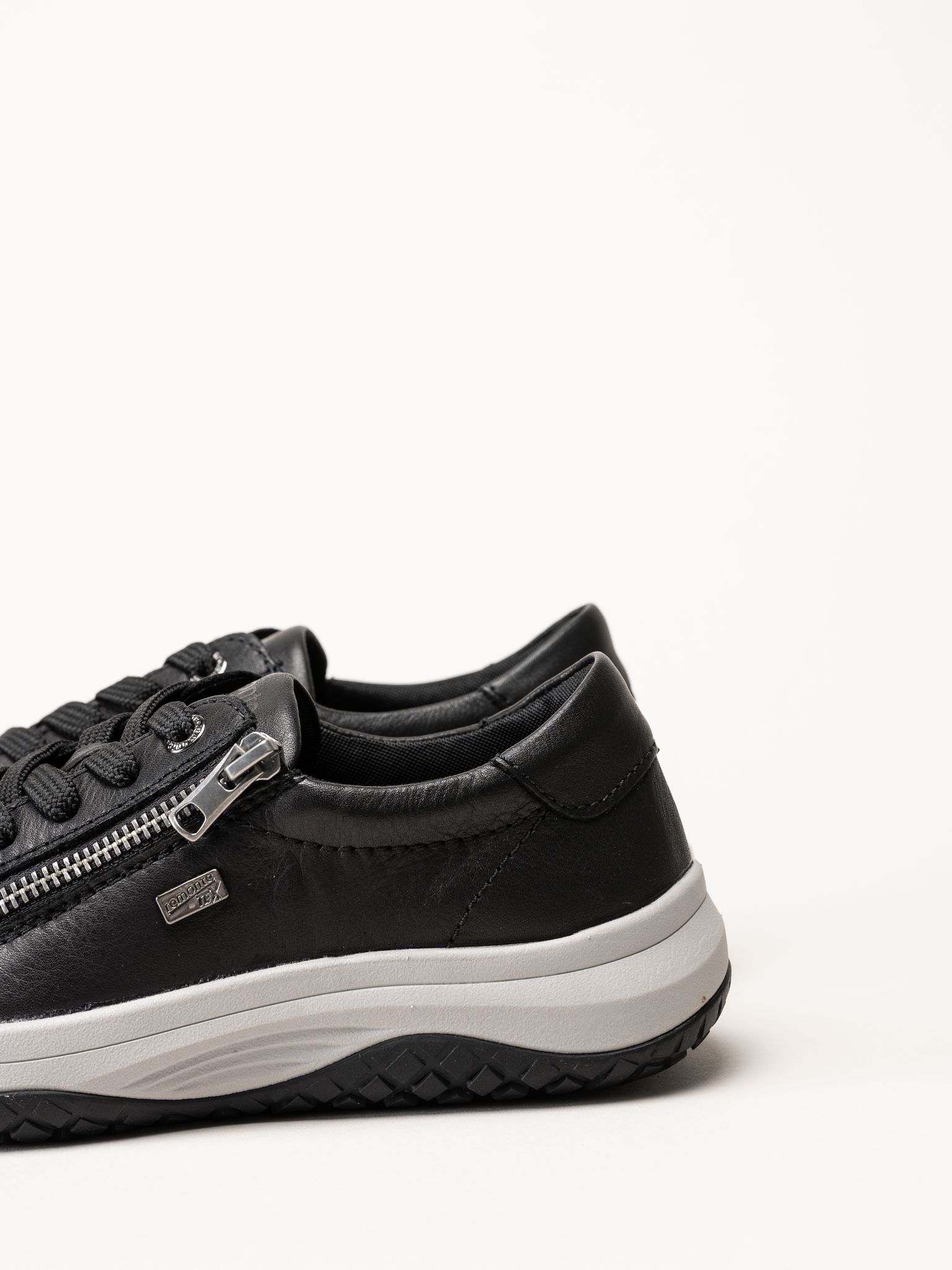 Remonte - Svarta sneakers i skinn