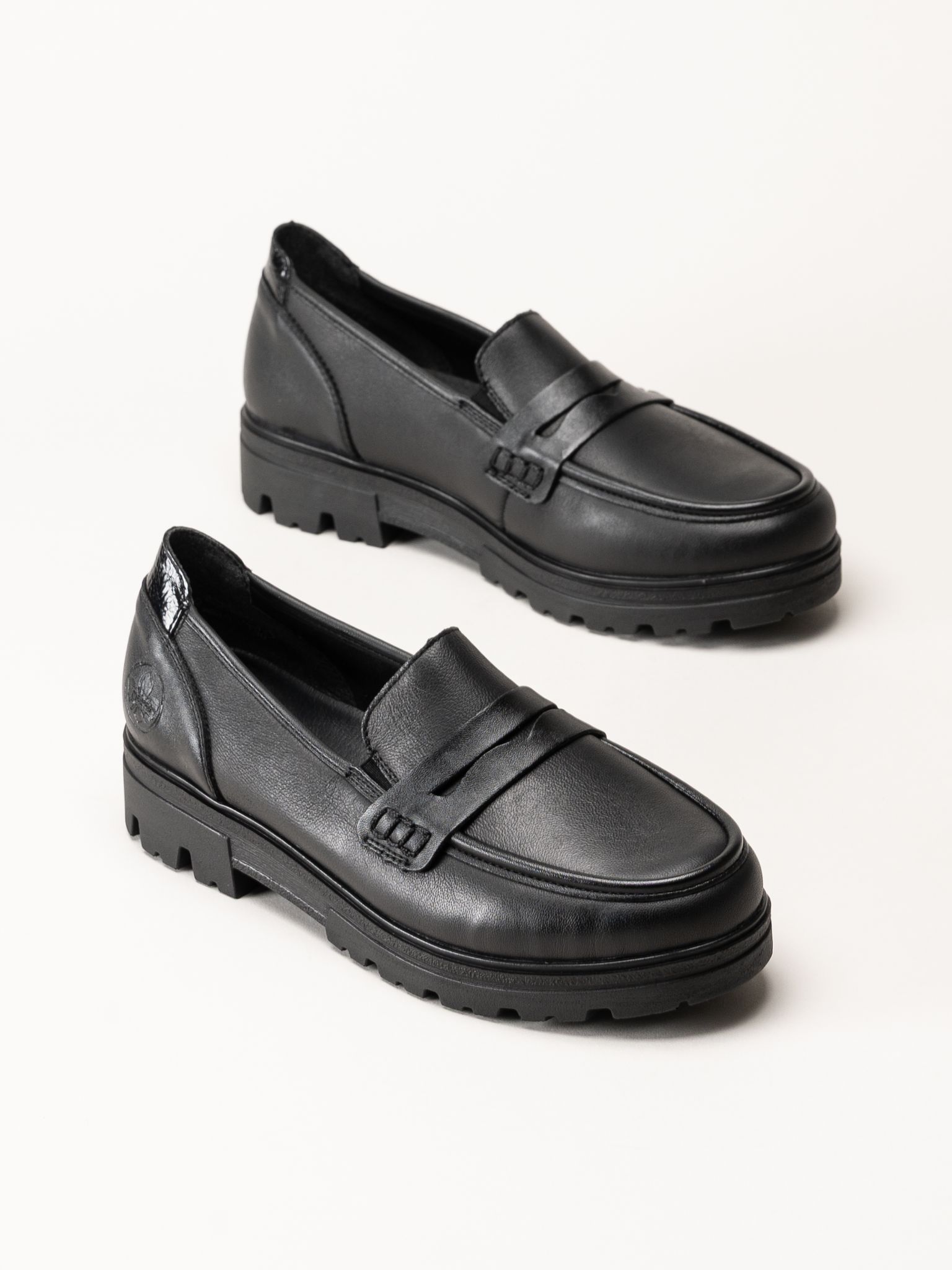 Rieker - Svarta loafers i skinn