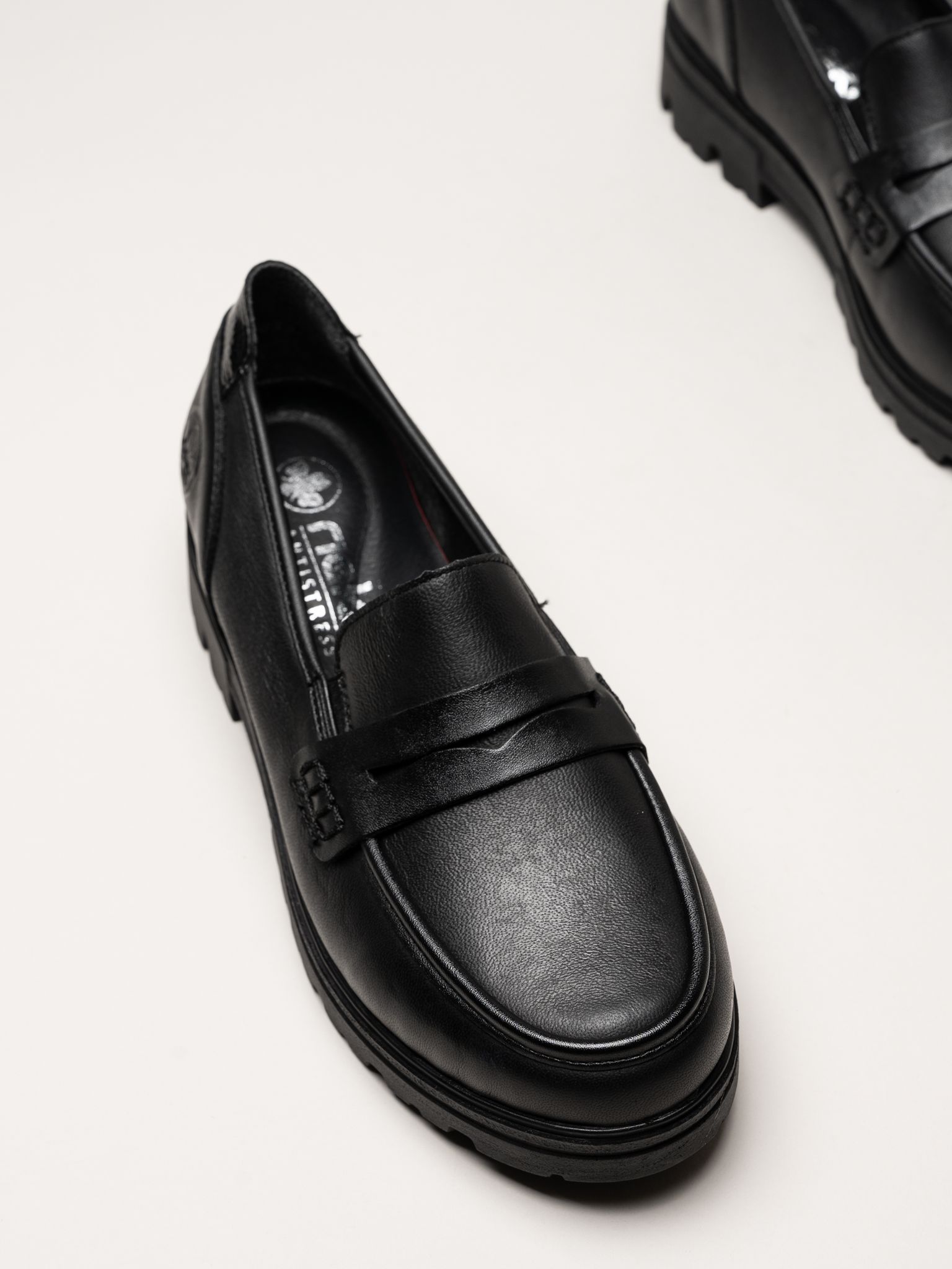 Rieker - Svarta loafers i skinn