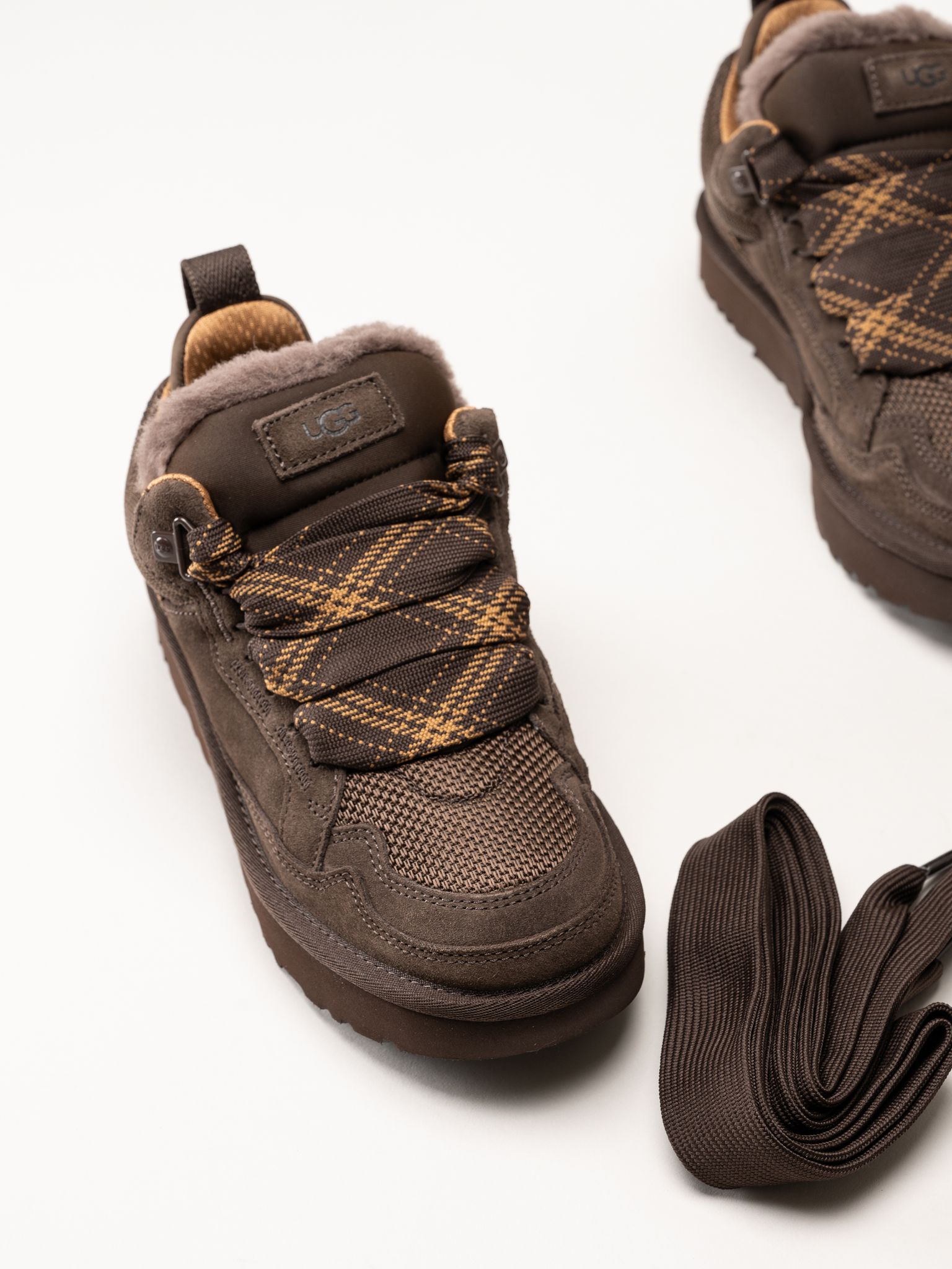 UGG - Lowmel - Mörkbruna ullfodrade sneakers