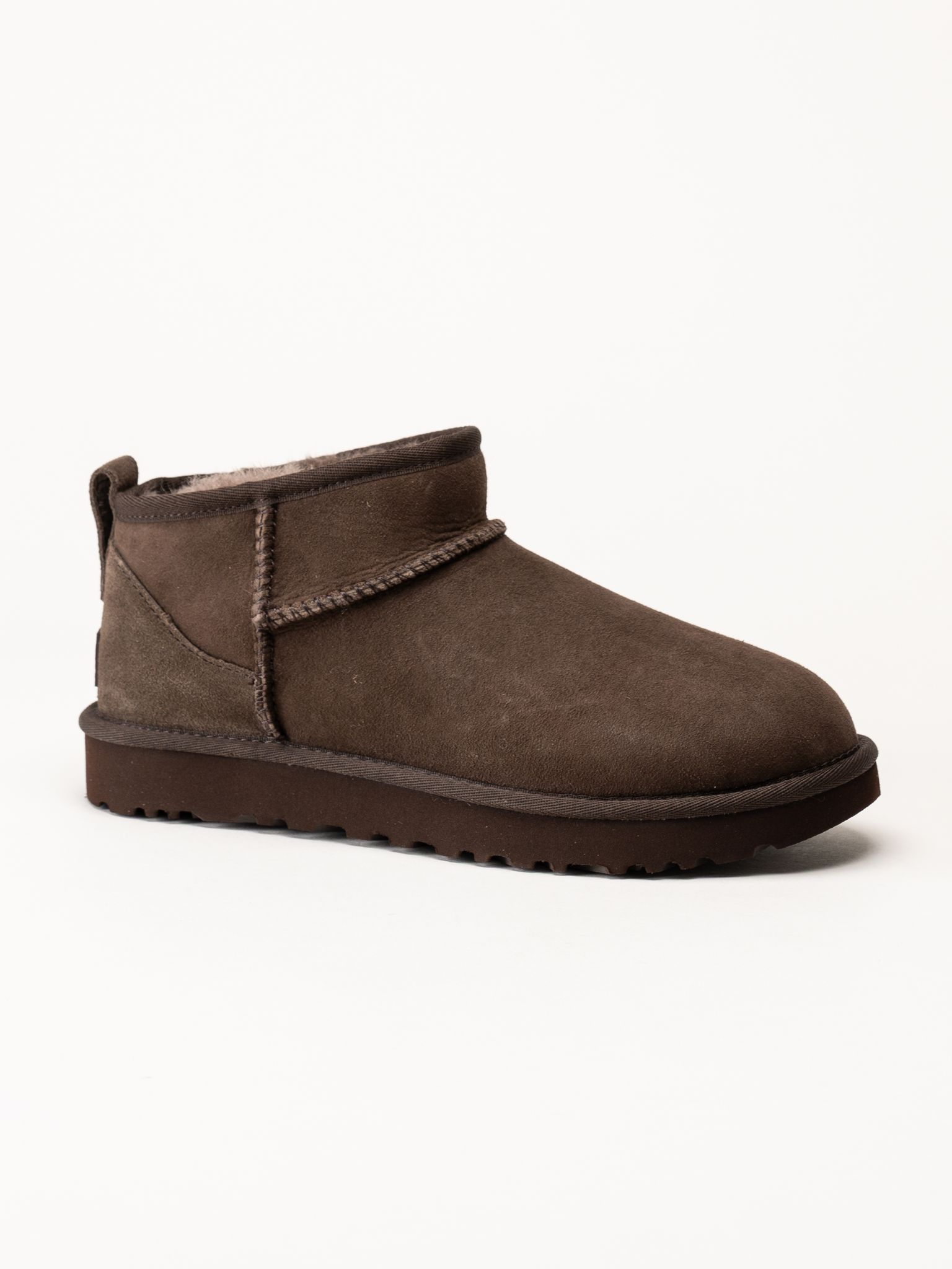 UGG - Classic Ultra Mini - Mörkbruna låga fodrade boots