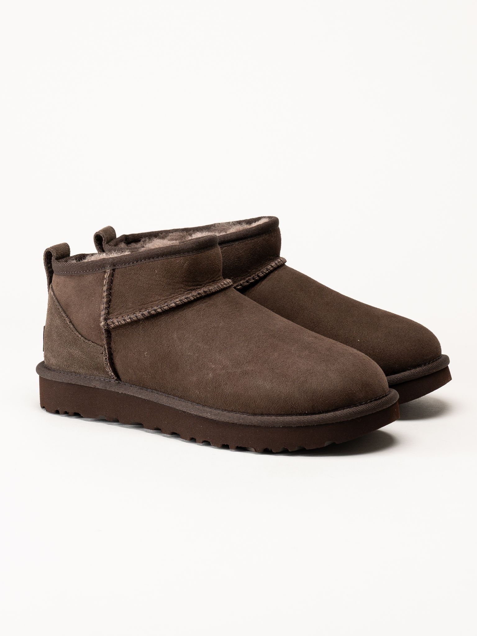 UGG - Classic Ultra Mini - Mörkbruna låga fodrade boots