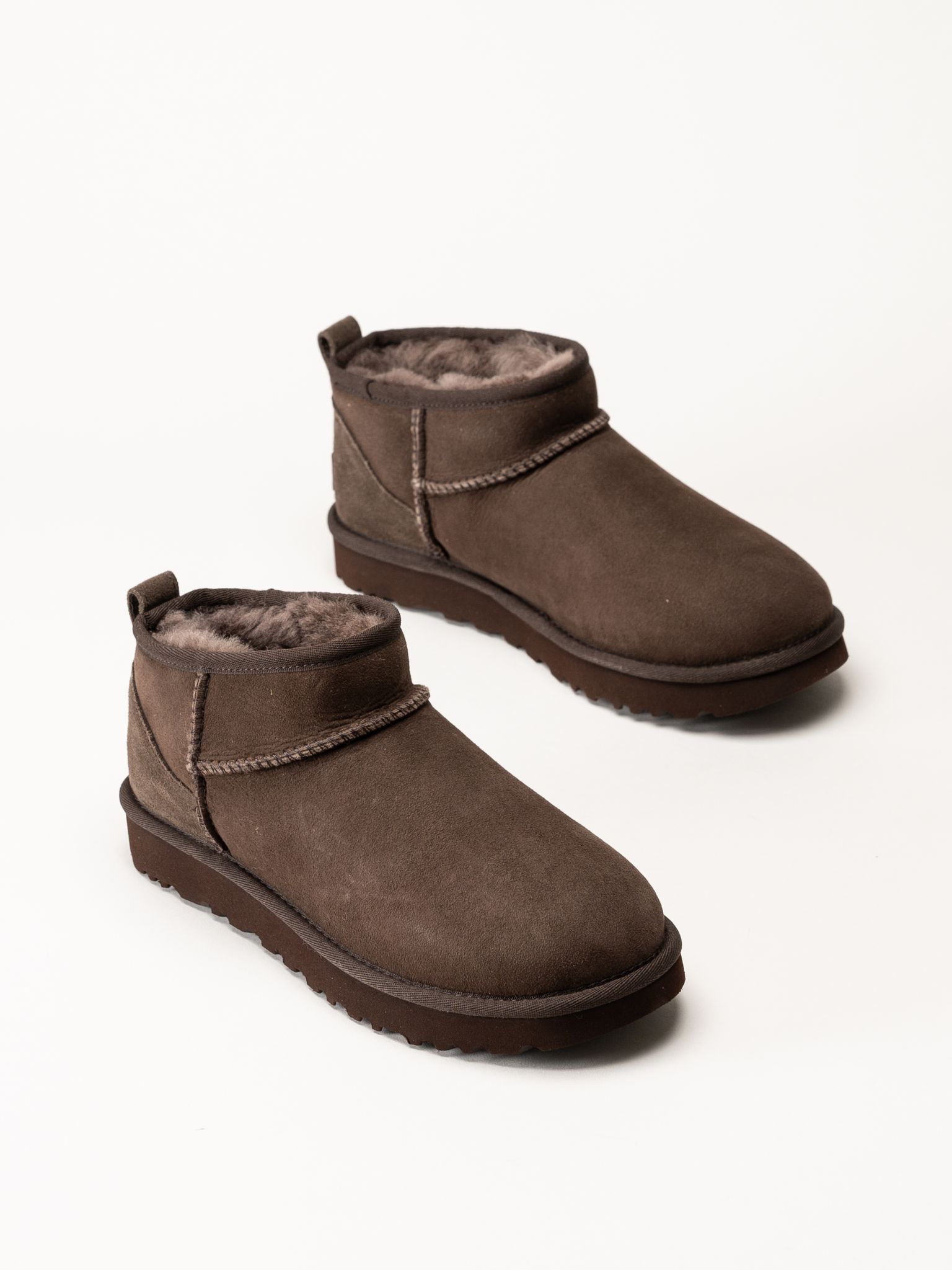 Bruna ankelboots i mocka med mjukt foder och tjocka sulor