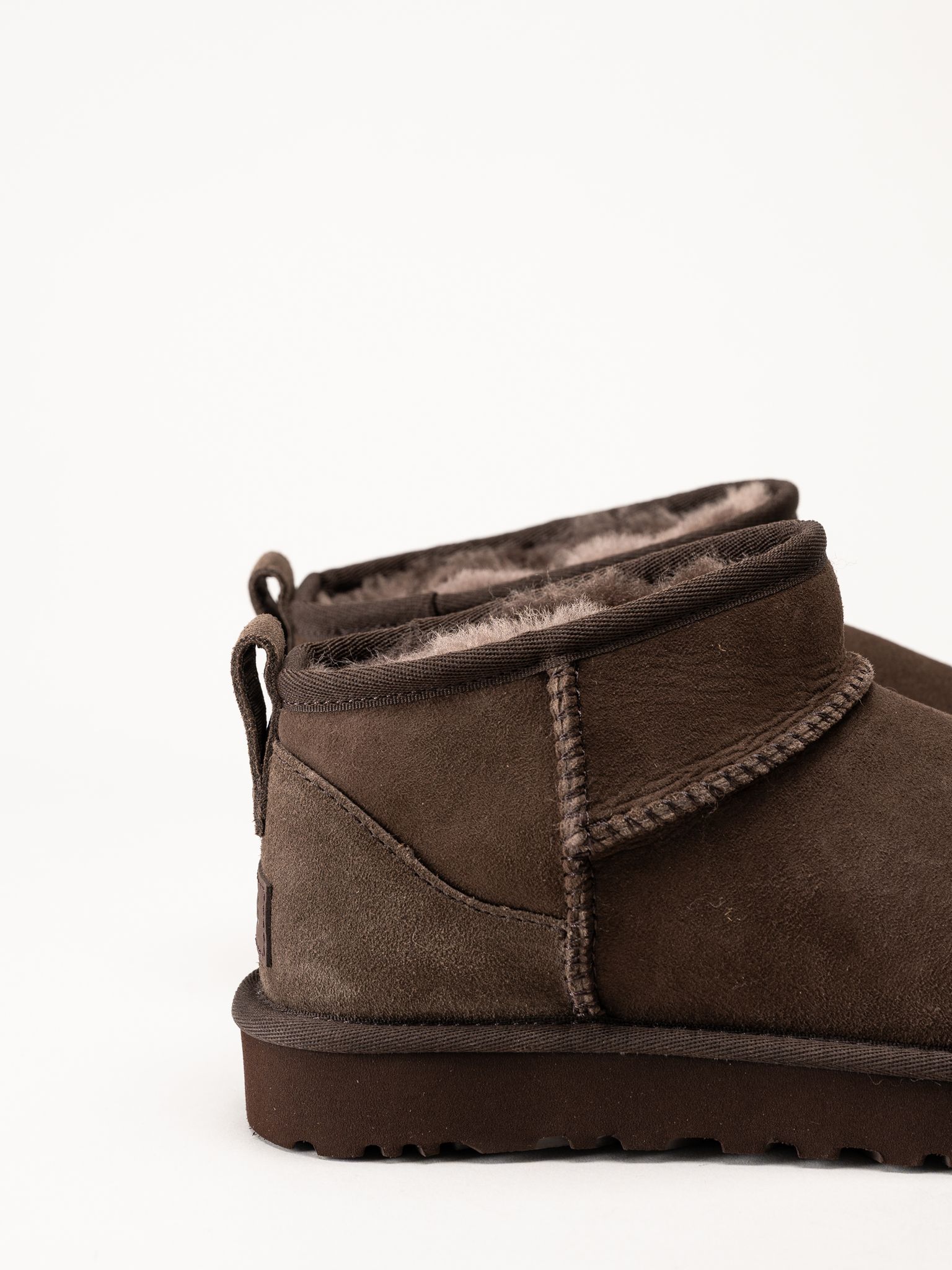 UGG - Classic Ultra Mini - Mörkbruna låga fodrade boots