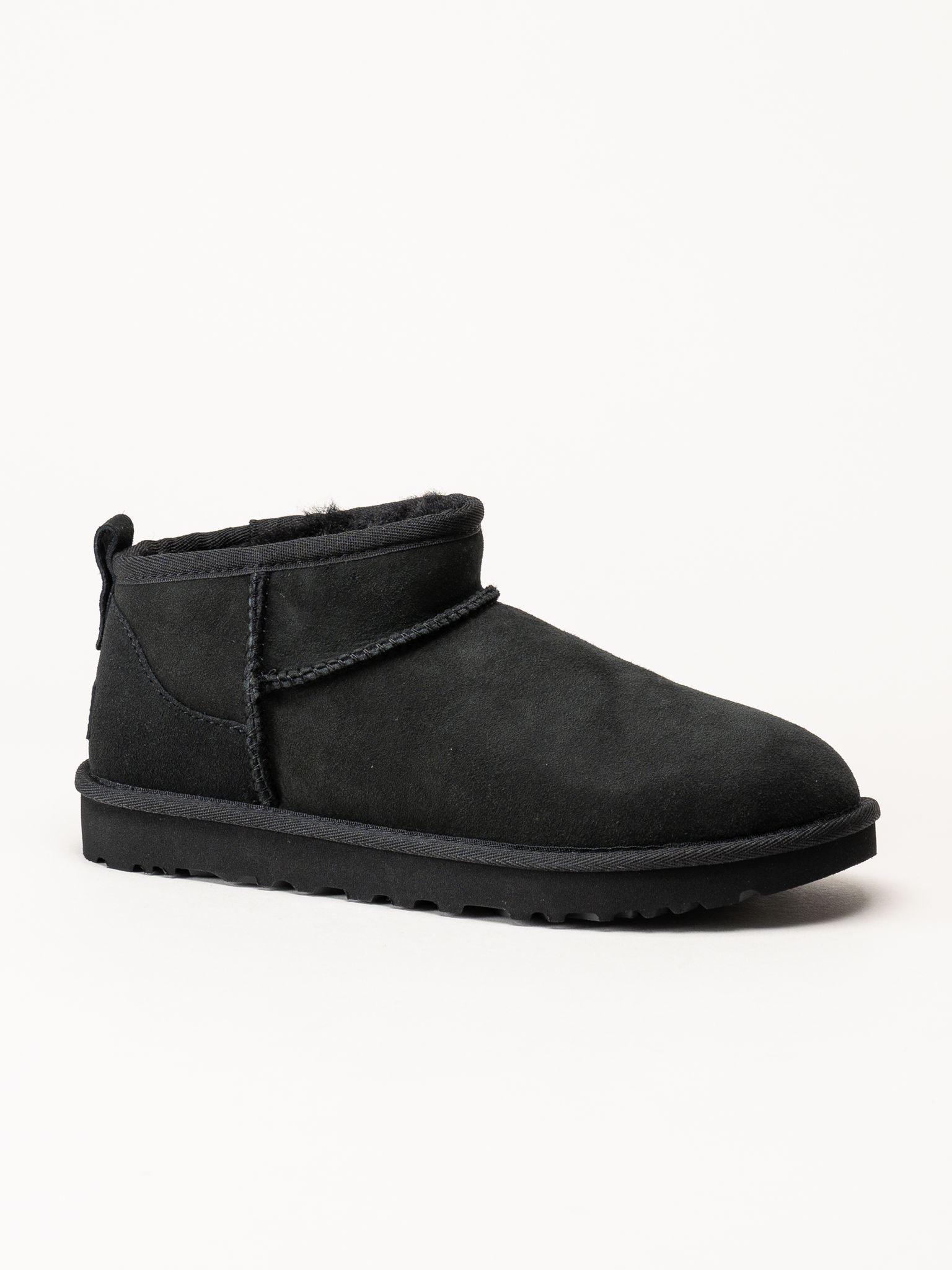 UGG - Classic Ultra Mini - Svarta låga fodrade boots