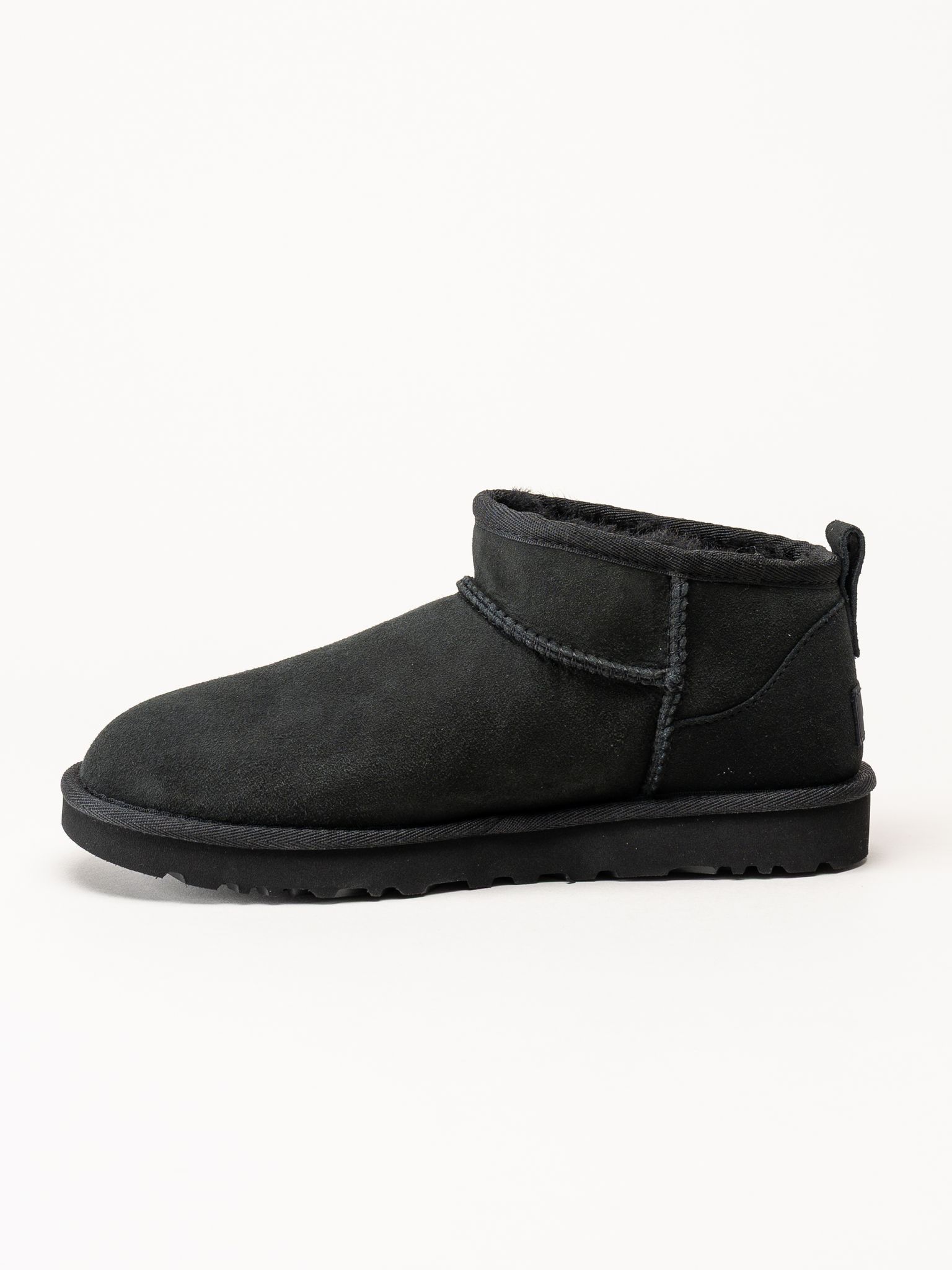 UGG - Classic Ultra Mini - Svarta låga fodrade boots