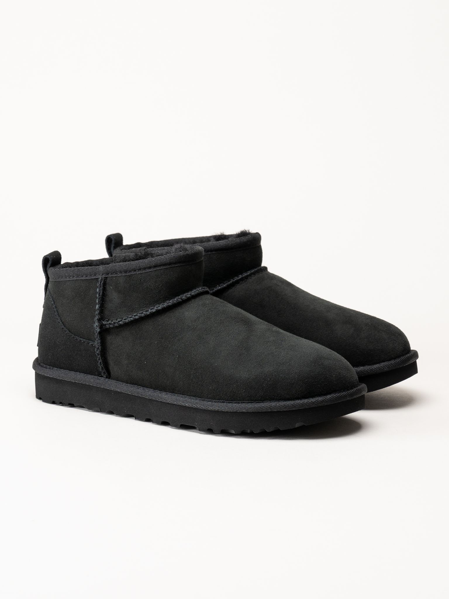 UGG - Classic Ultra Mini - Svarta låga fodrade boots