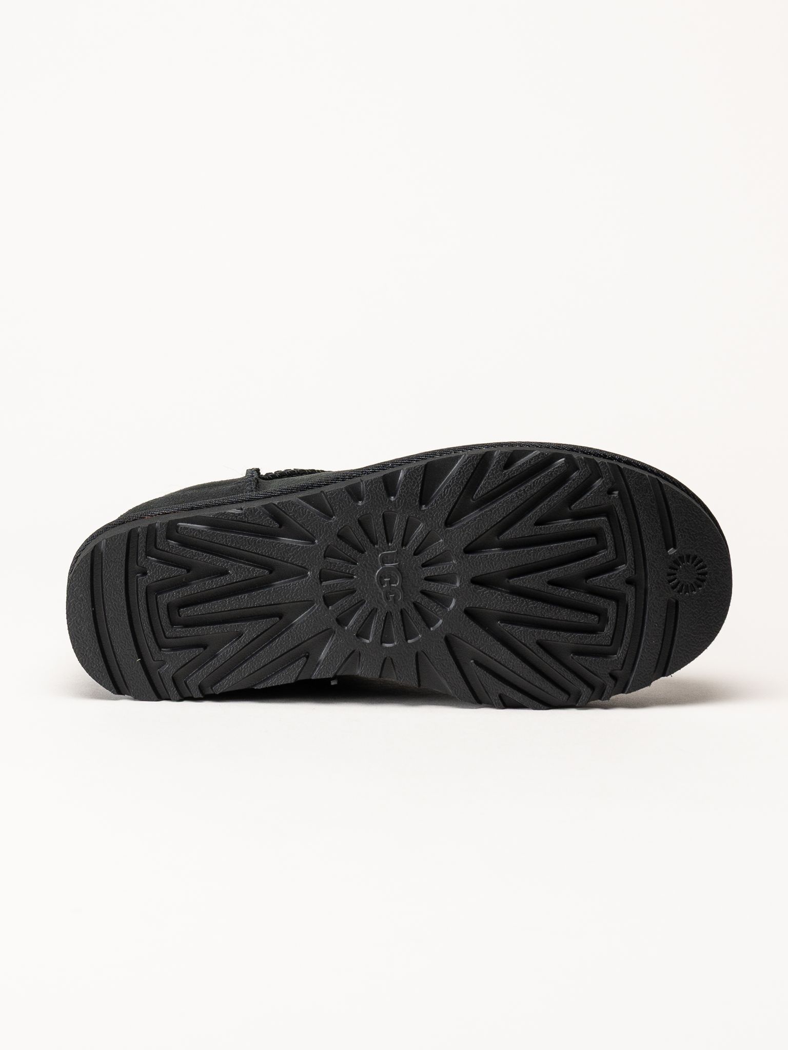 UGG - Classic Ultra Mini - Svarta låga fodrade boots