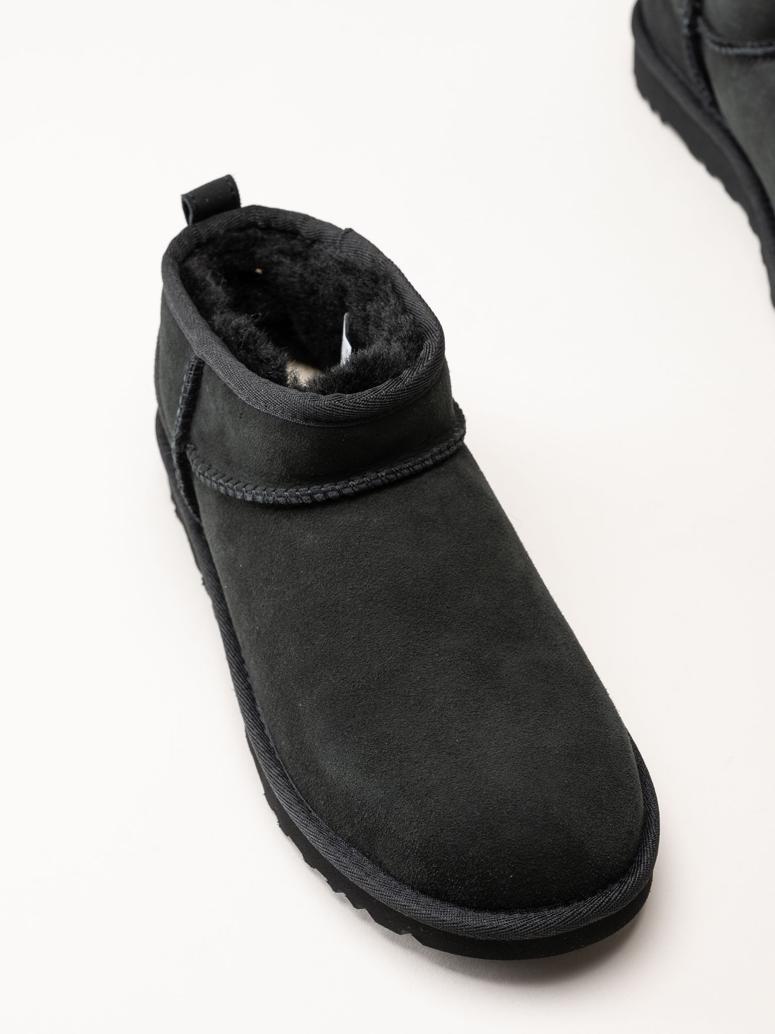 UGG - Classic Ultra Mini - Svarta låga fodrade boots