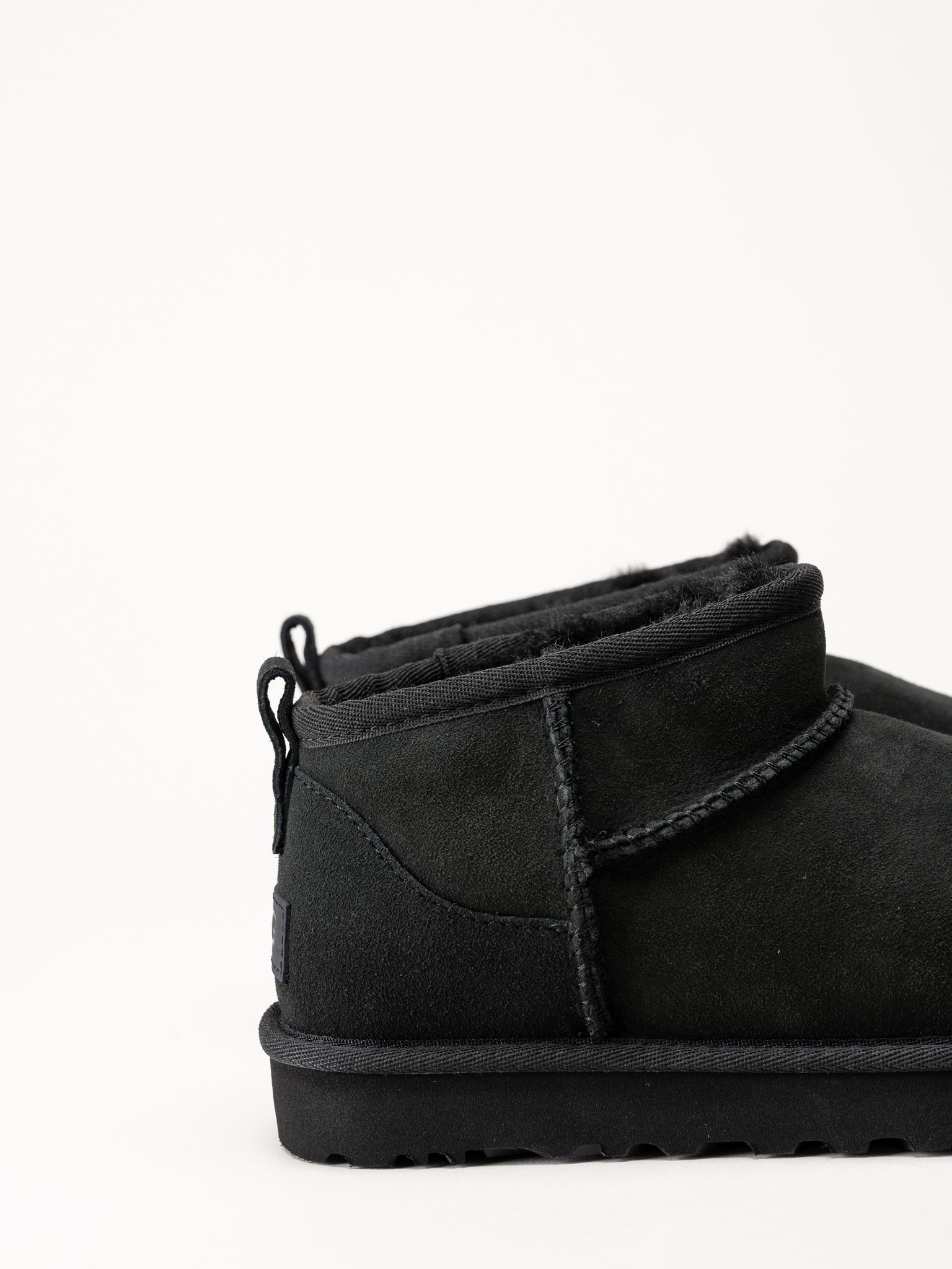 UGG - Classic Ultra Mini - Svarta låga fodrade boots