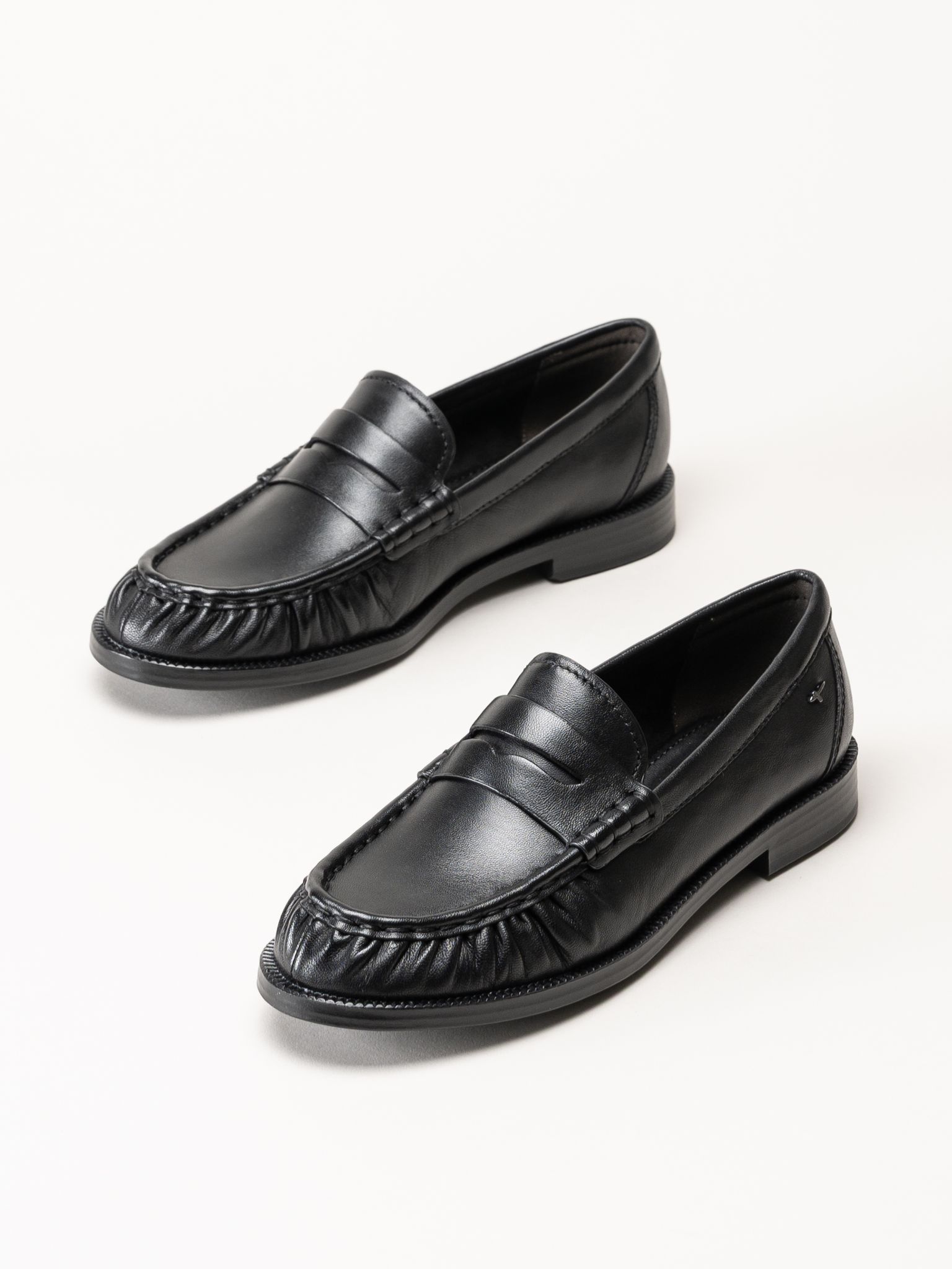 Tamaris - Svarta pennyloafers