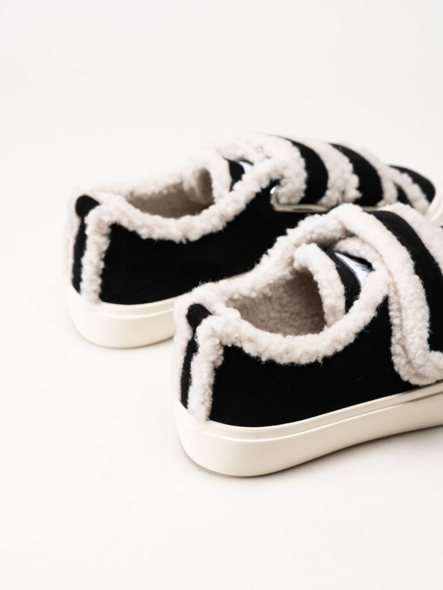 Inuikii - Shearling - Svarta ullfodrade sneakers