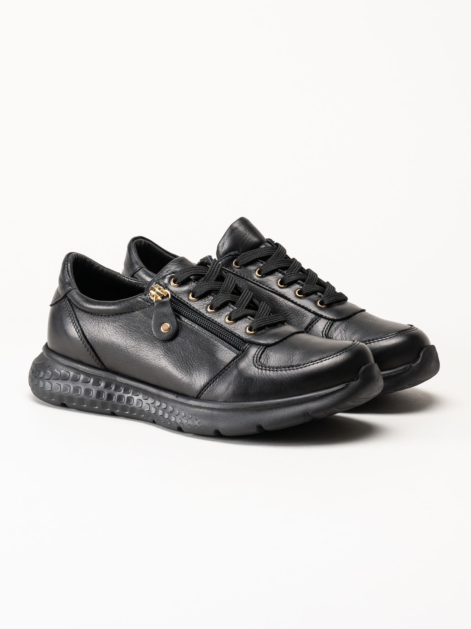 Charlotte of Sweden - Svarta sneakers