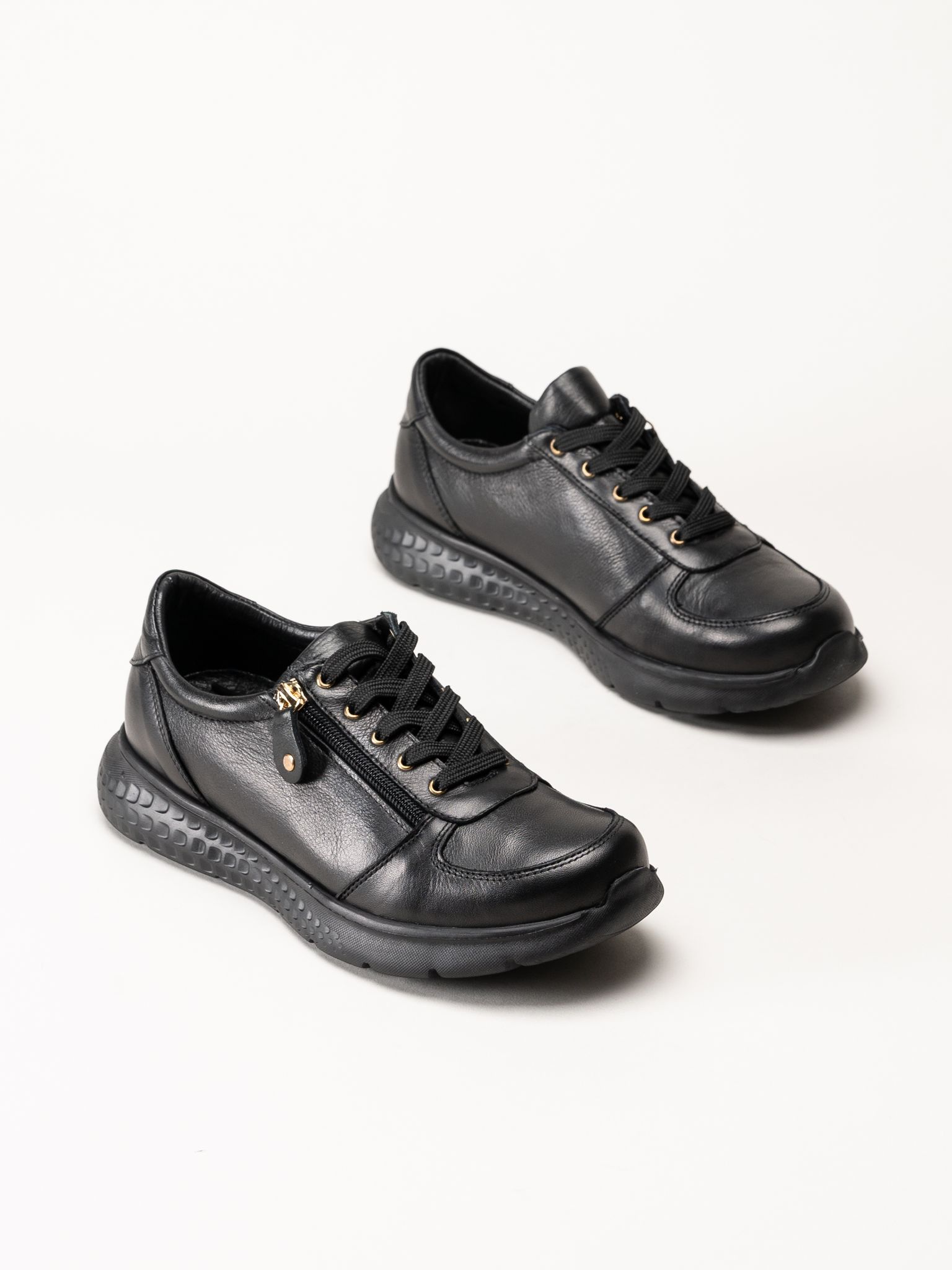 Charlotte of Sweden - Svarta sneakers