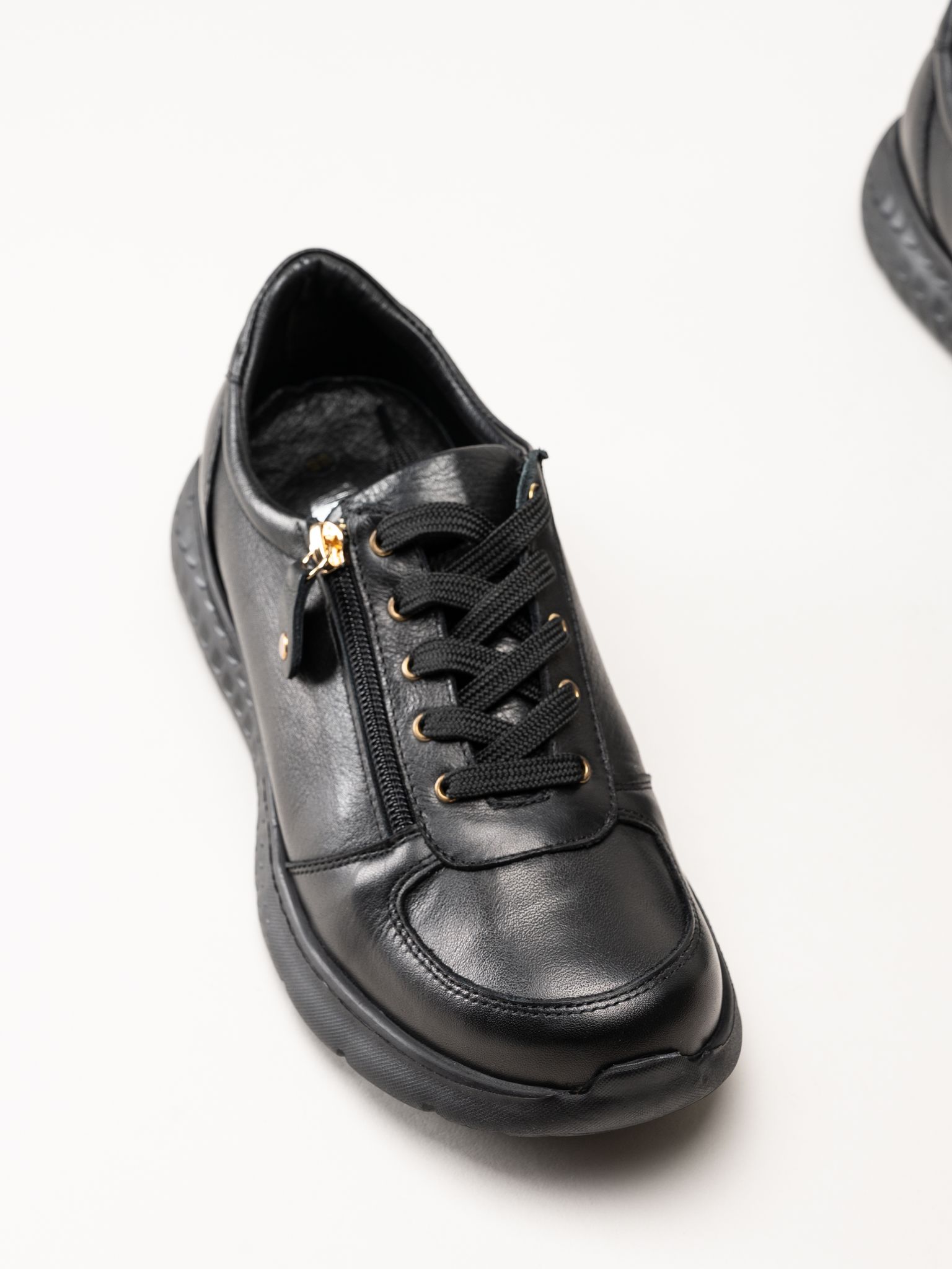 Charlotte of Sweden - Svarta sneakers