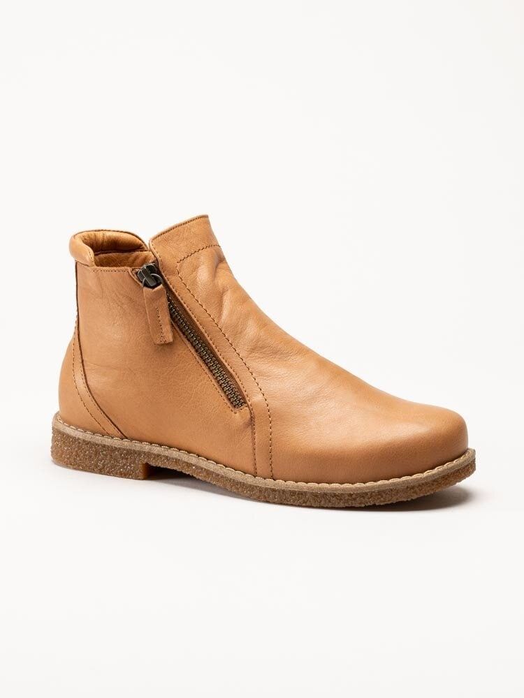 Charlotte of Sweden - Ljusbruna boots i skinn med dubbla dragkedjor