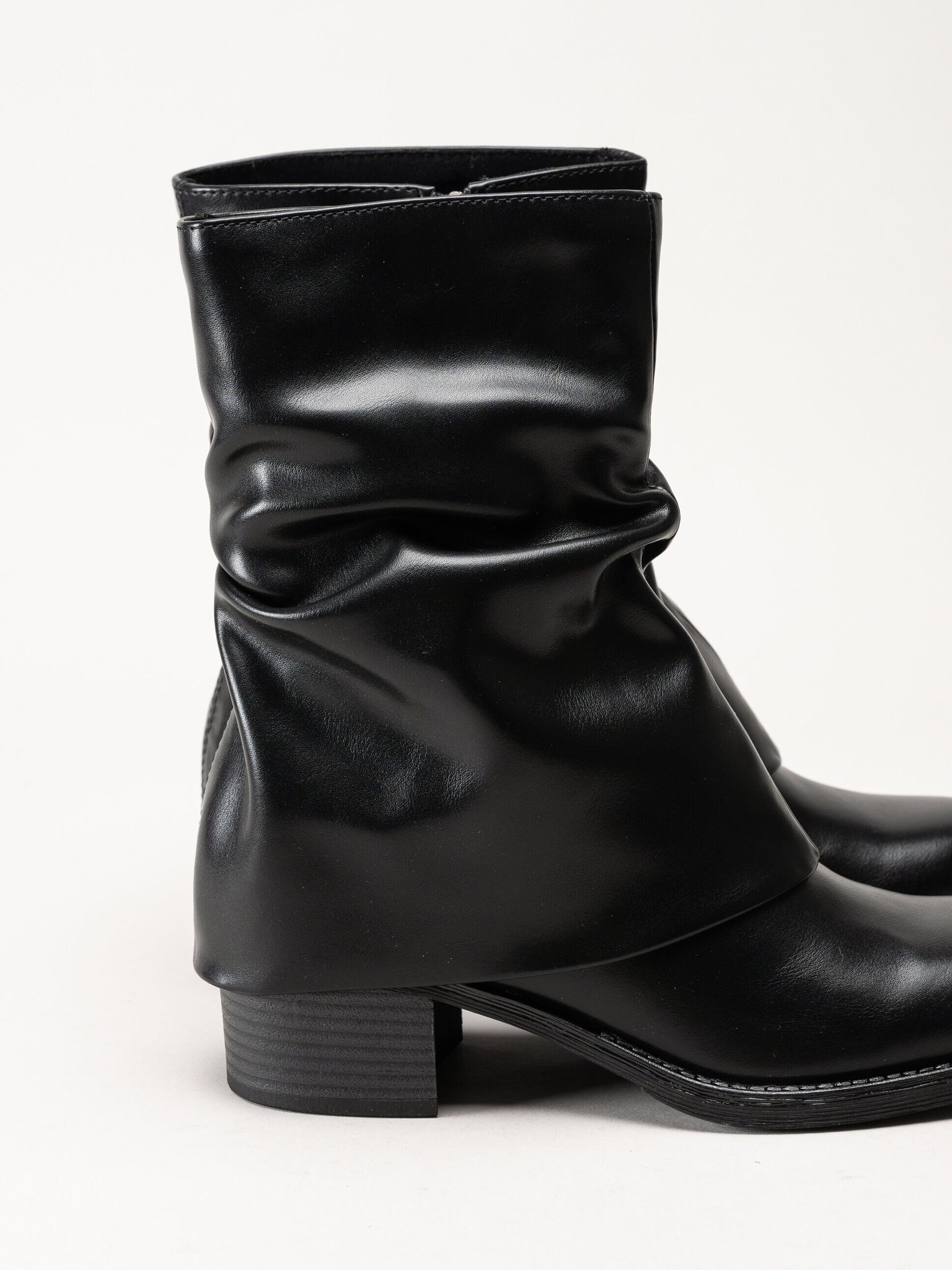 Marco Tozzi - Svarta boots med nedvikt skaft