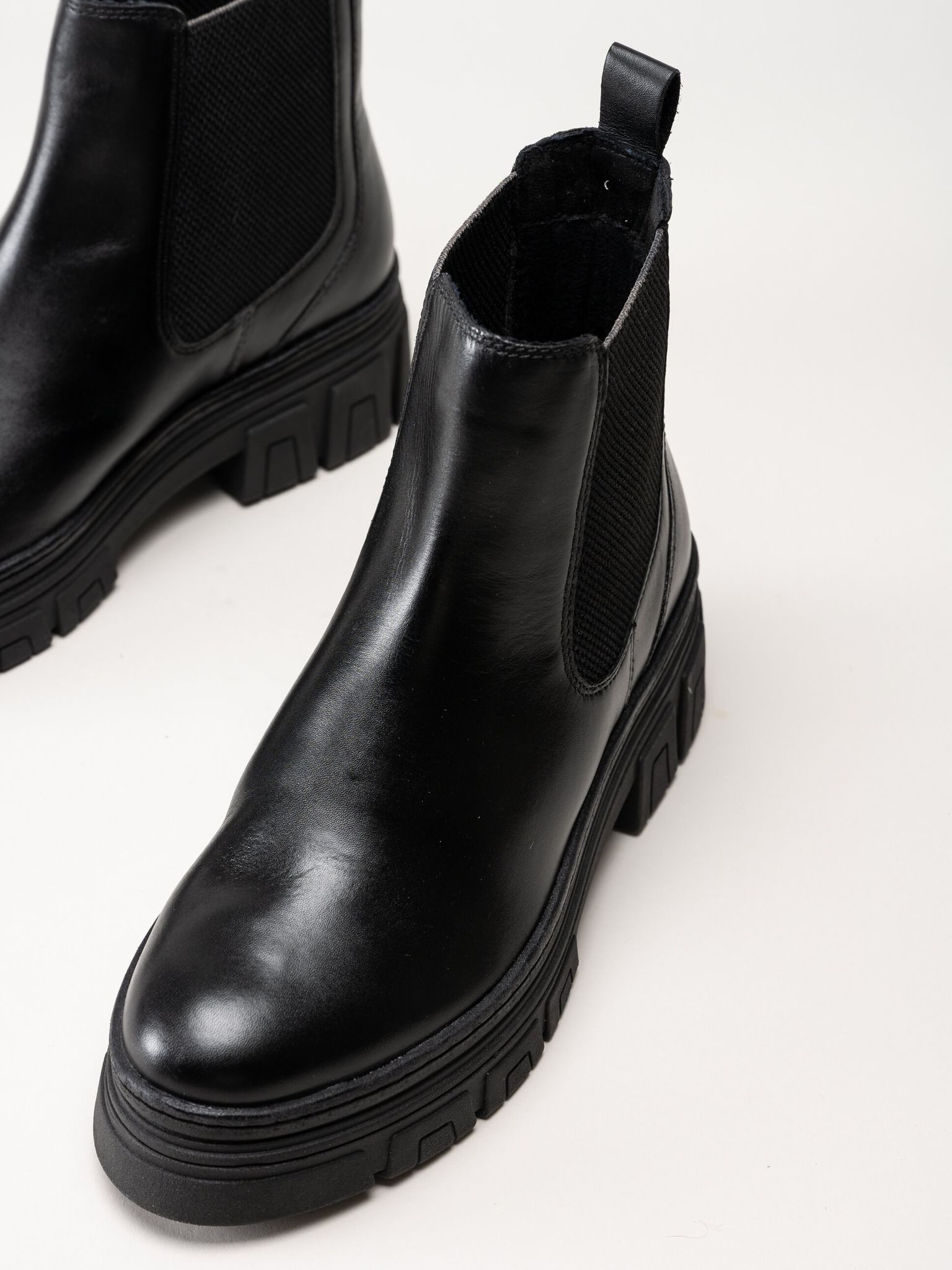 Marco Tozzi - Svarta chelsea boots i skinn