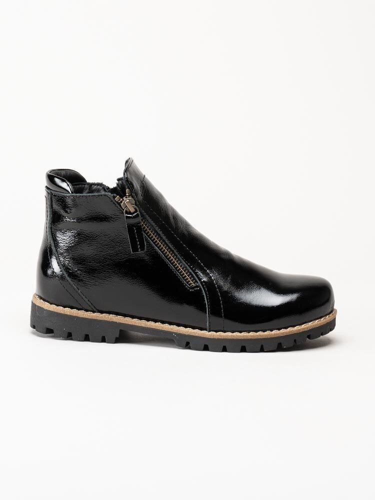 Charlotte of Sweden - Svarta boots i lackskinn