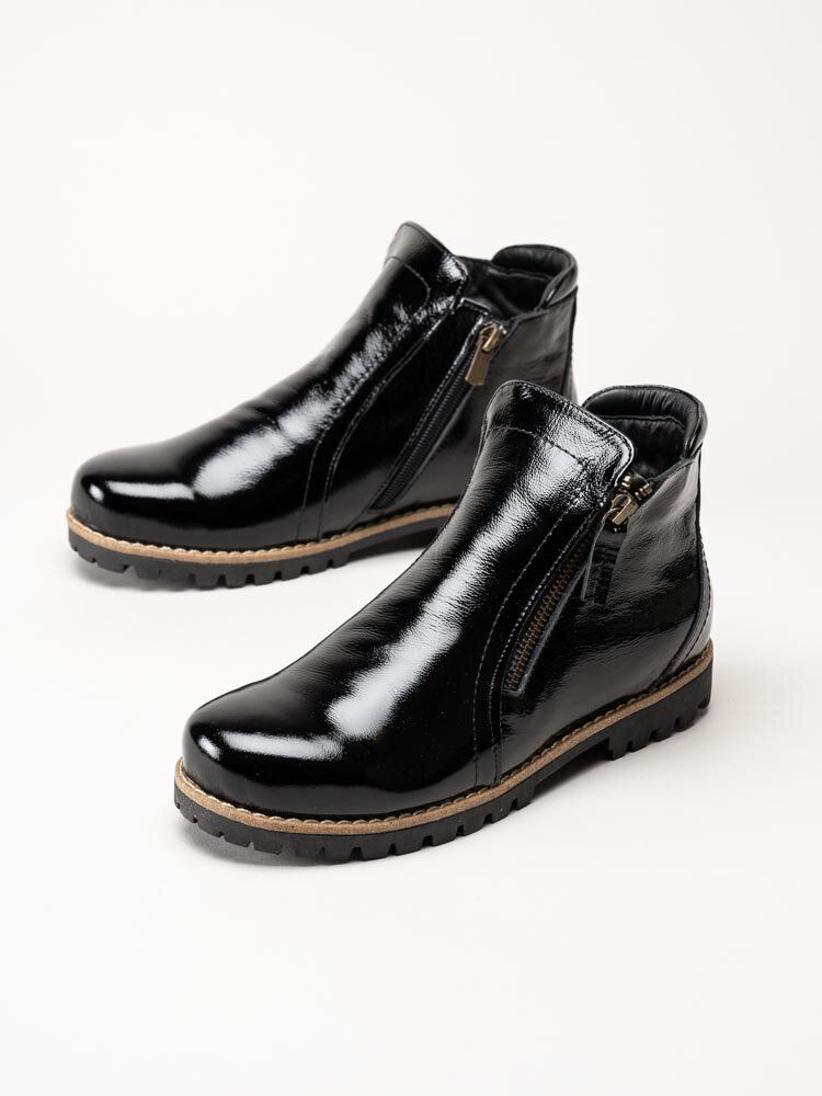 Charlotte of Sweden - Svarta boots i lackskinn