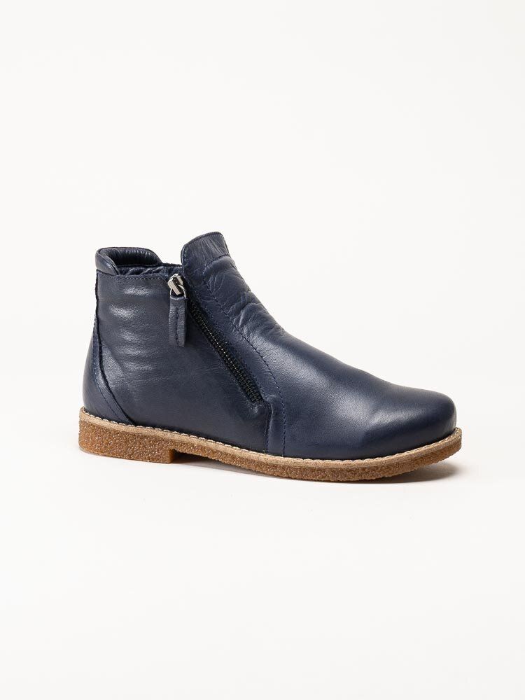 Charlotte of Sweden - Mörkblå boots i skinn