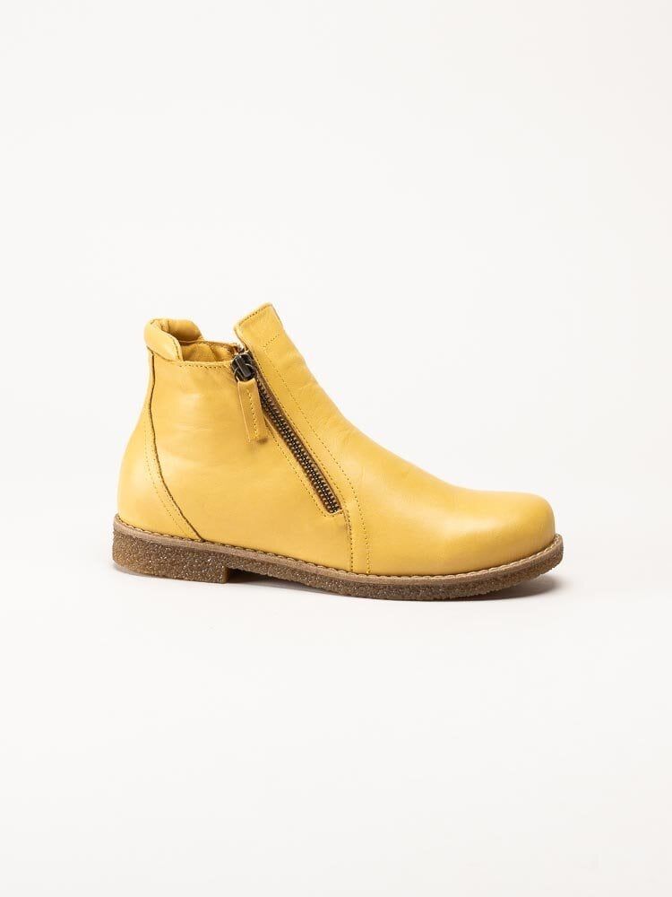 Charlotte of Sweden - Gula boots i skinn