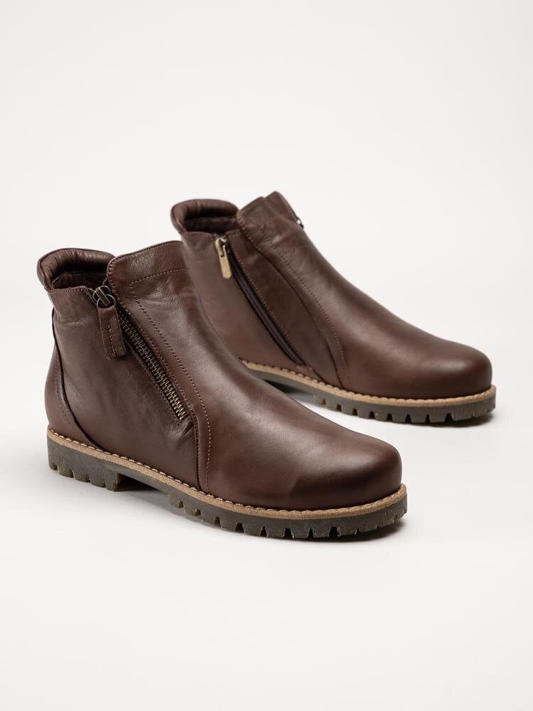 Charlotte of Sweden - Mörkbruna boots skinn