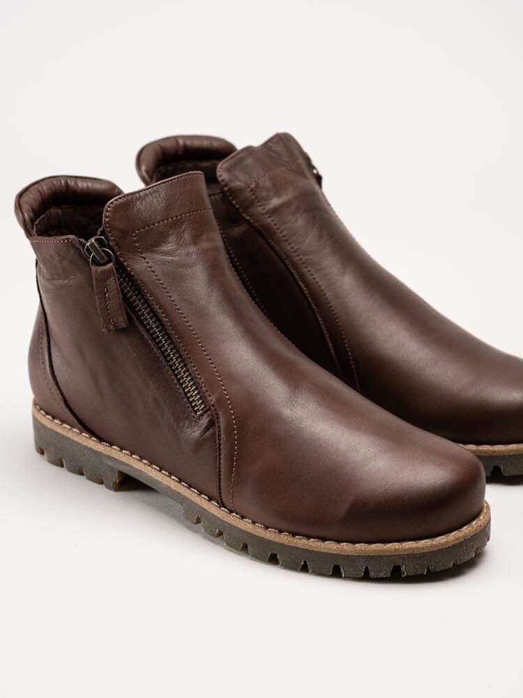 Charlotte of Sweden - Mörkbruna boots skinn