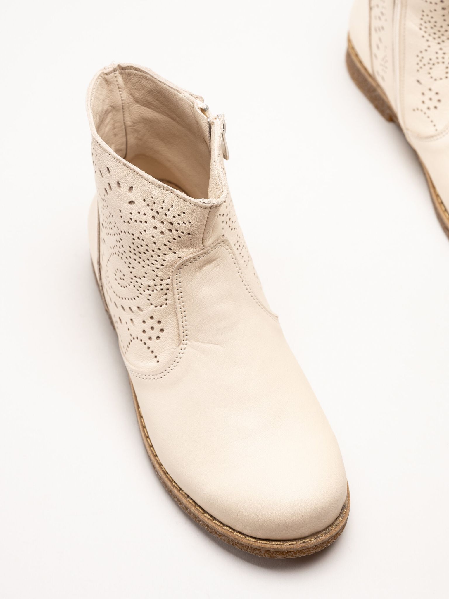 Charlotte of Sweden - Offwhite boots i skinn