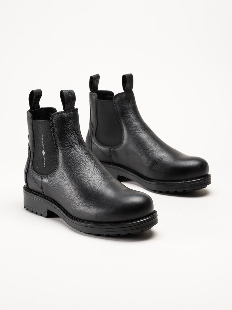 Svarta Chelsea boots i läder med dragöglor och räfflade sulor