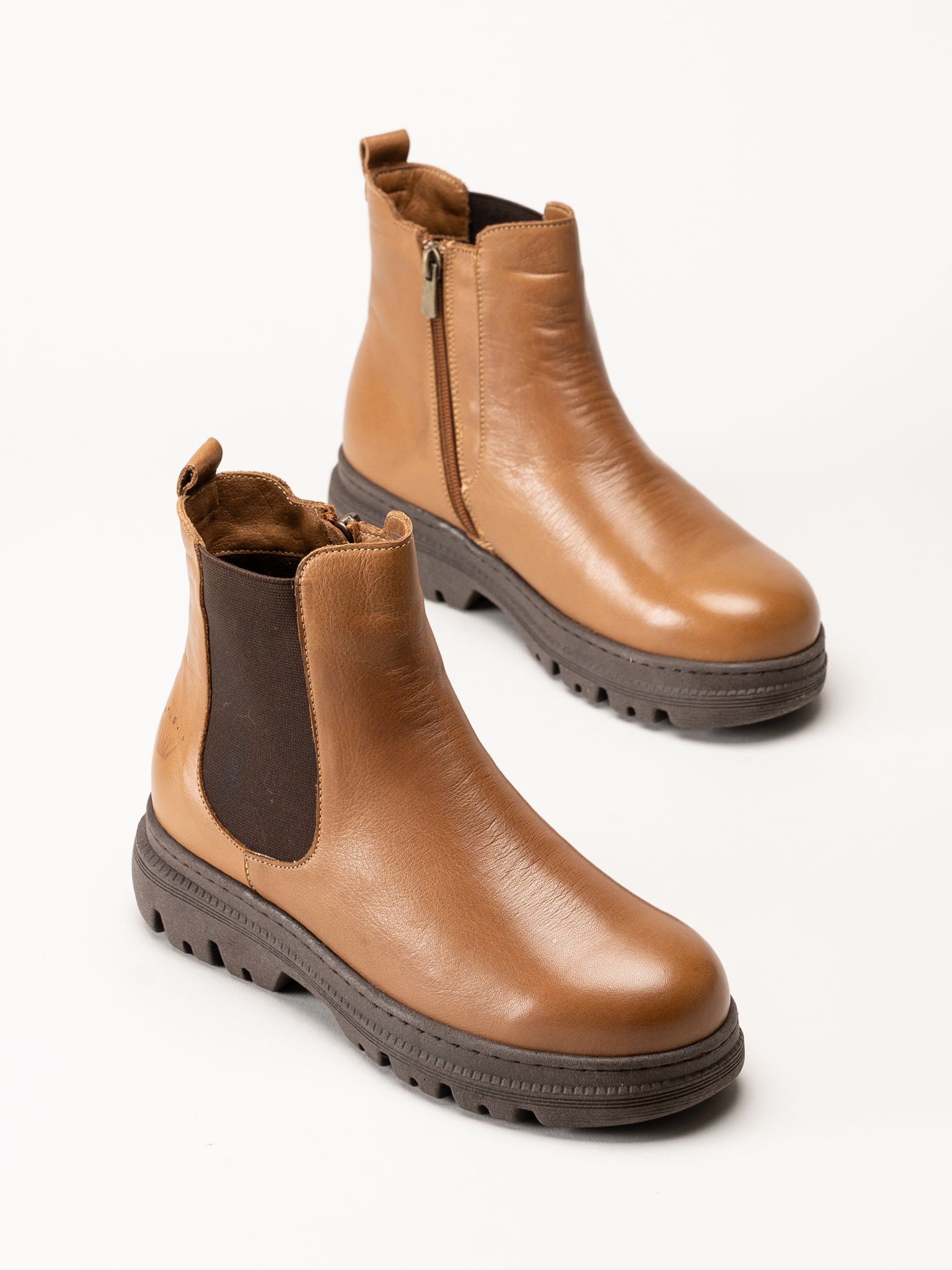Charlotte of Sweden - Ljusbruna boots