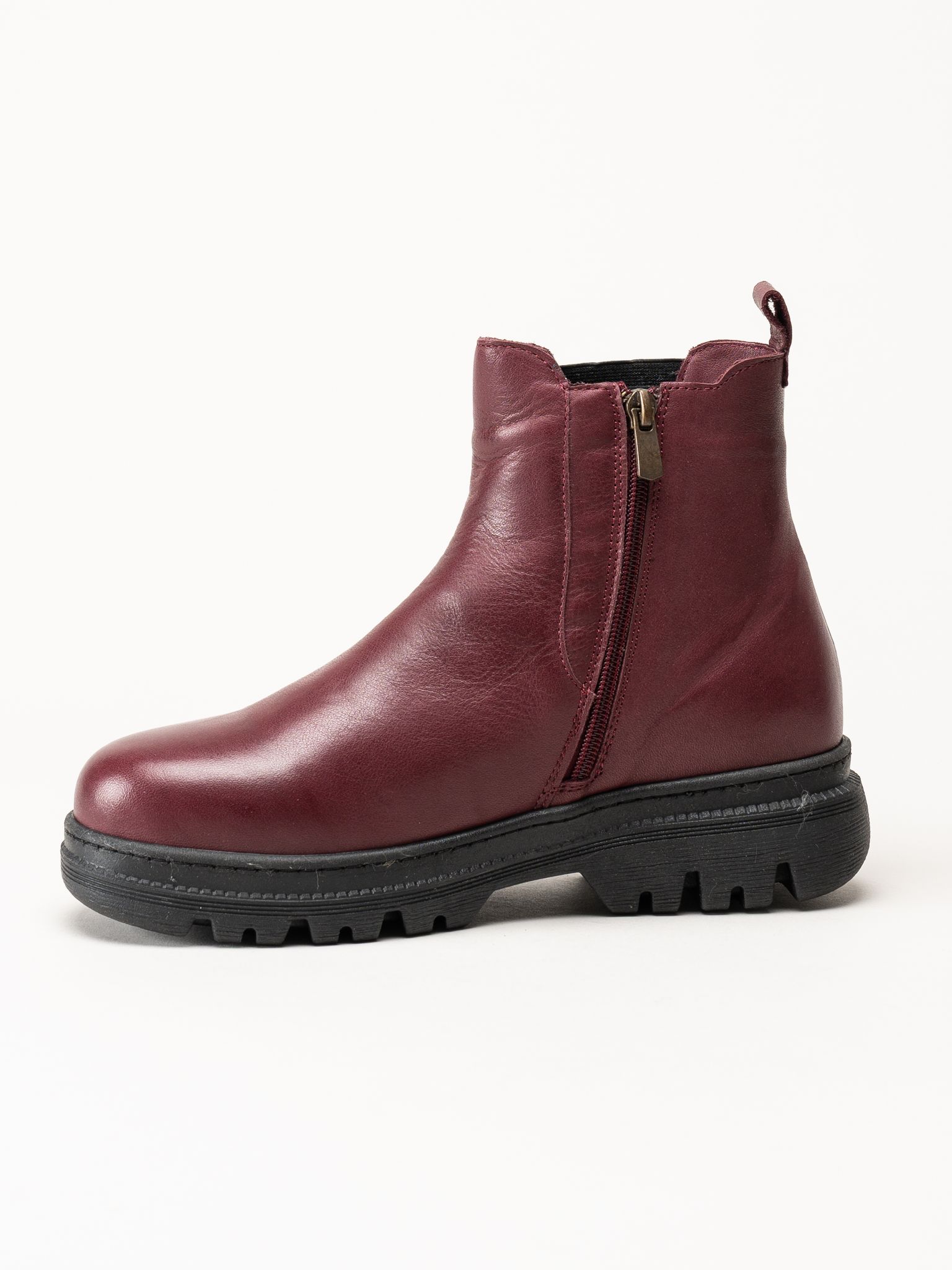 Charlotte of Sweden - Vinröda boots